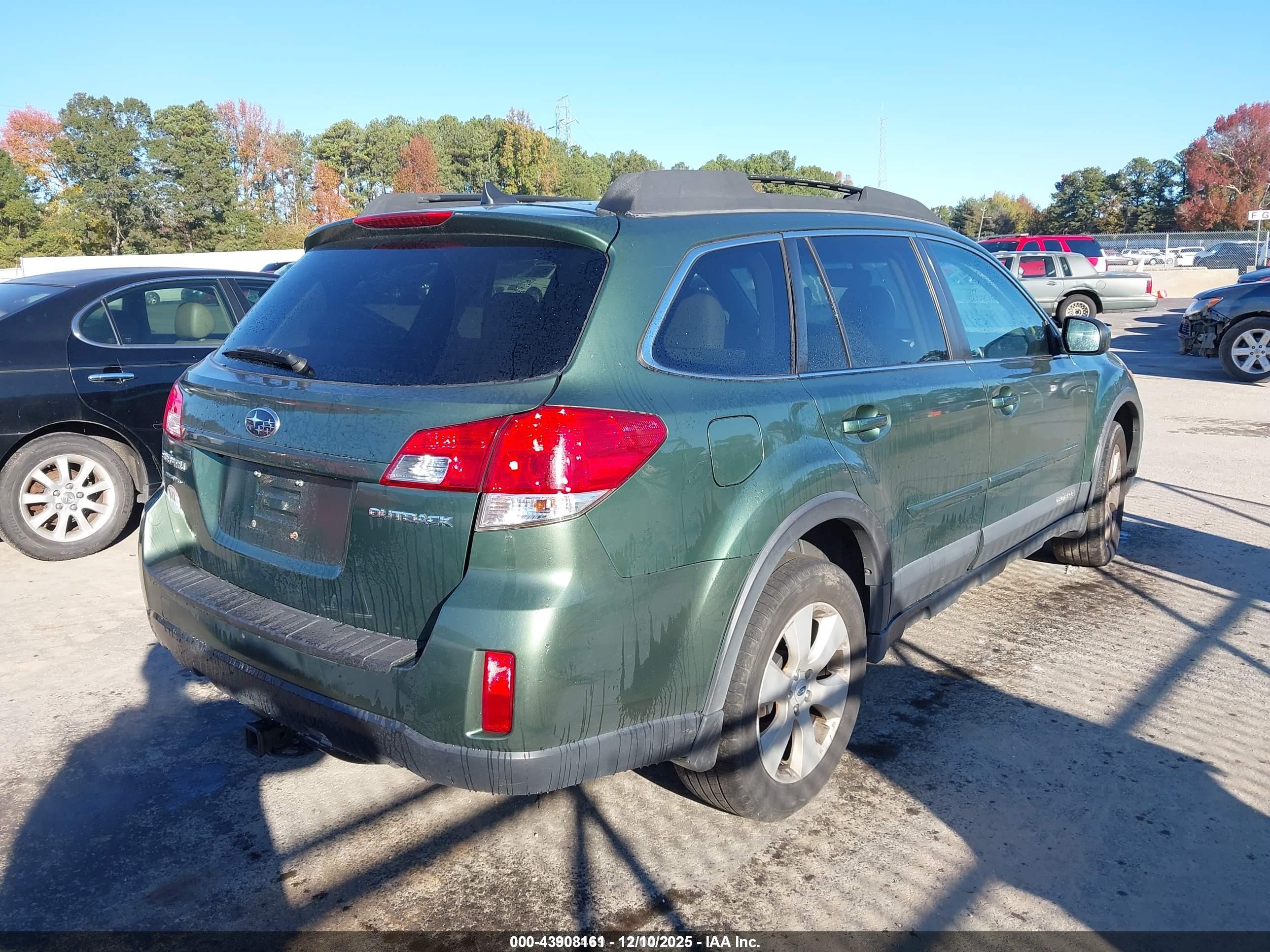 SUBARU OUTBACK image 4