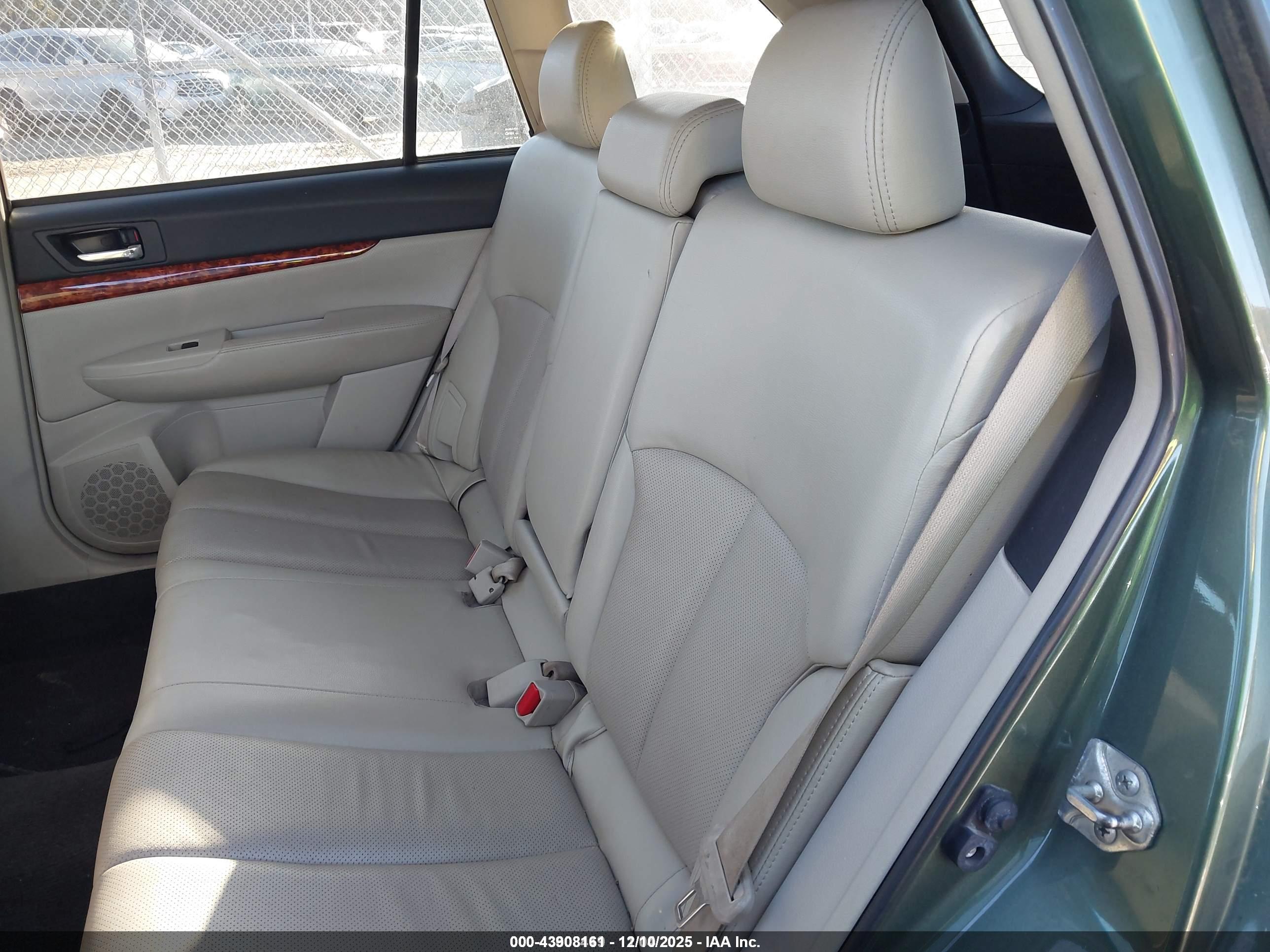 SUBARU OUTBACK image 8
