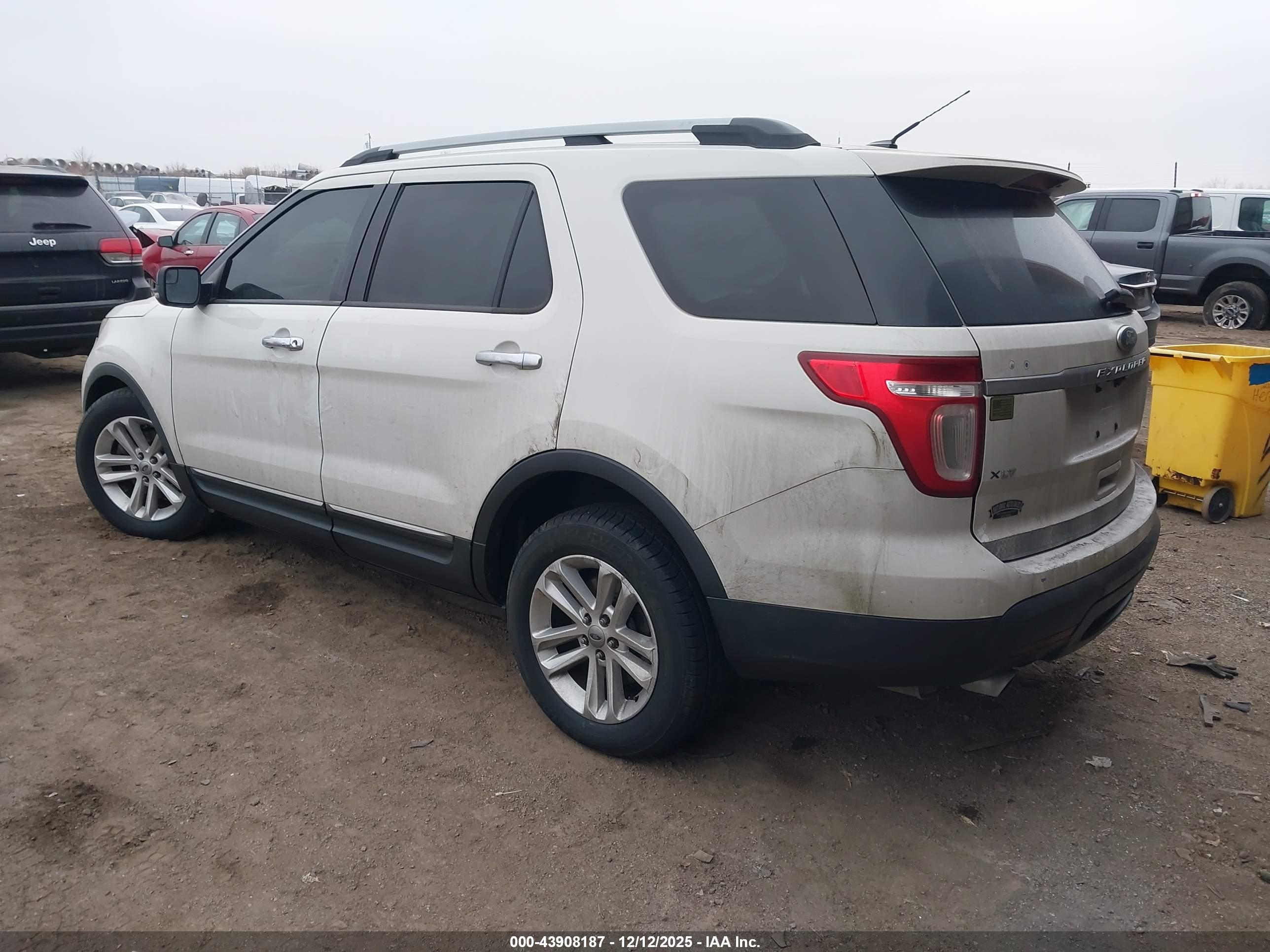 FORD EXPLORER image 3