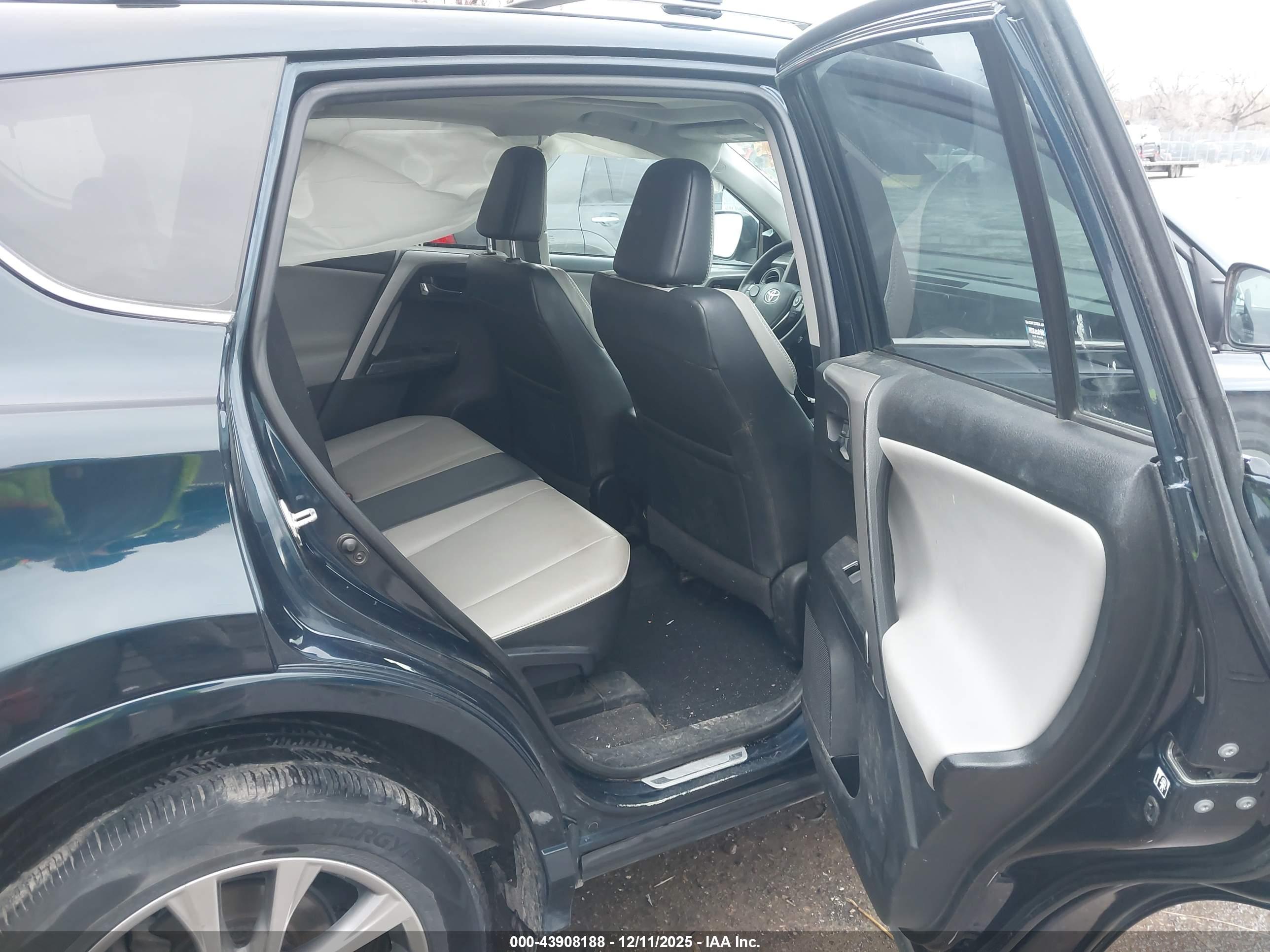 TOYOTA RAV4 image 8