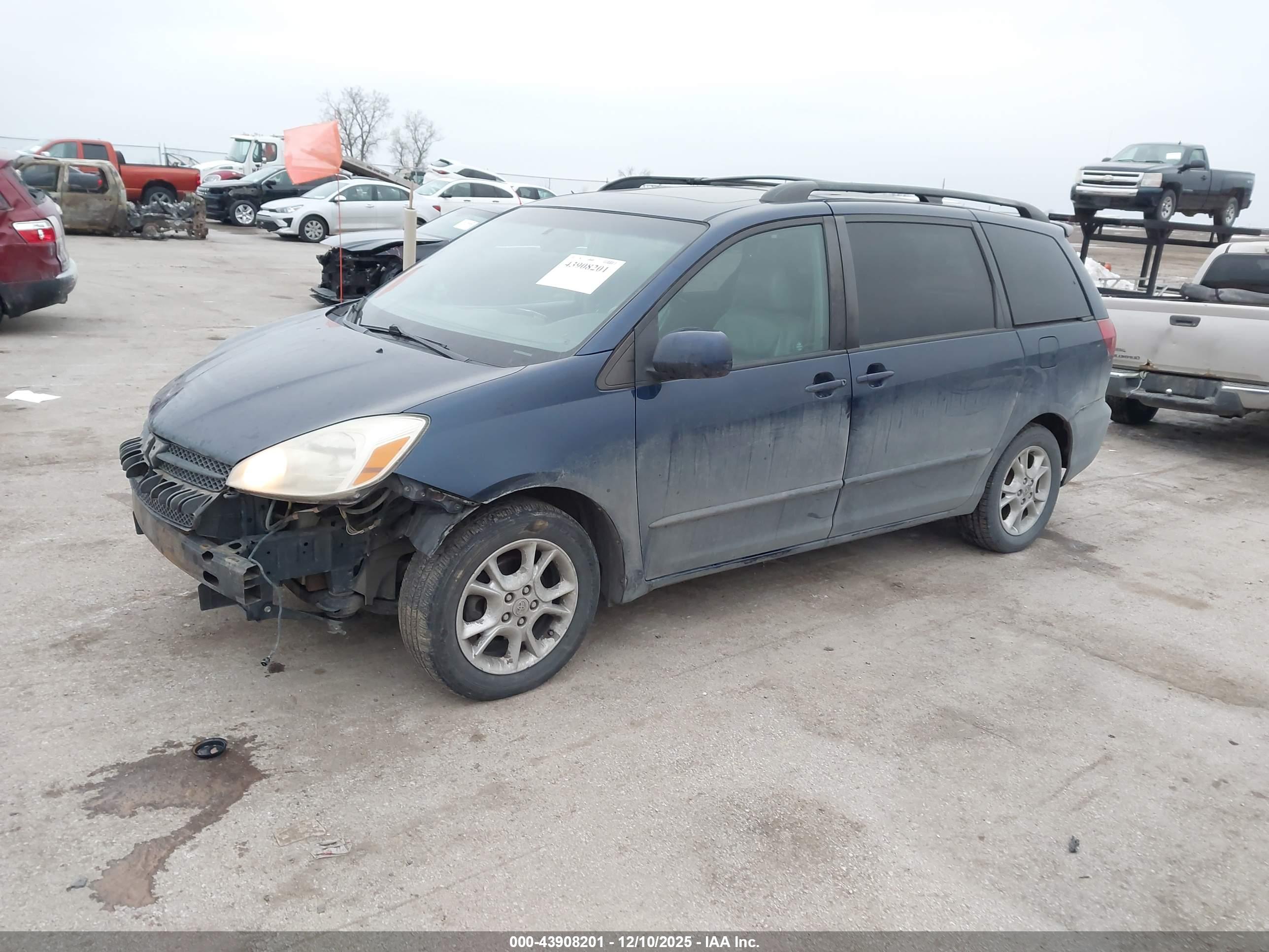 TOYOTA SIENNA image 2