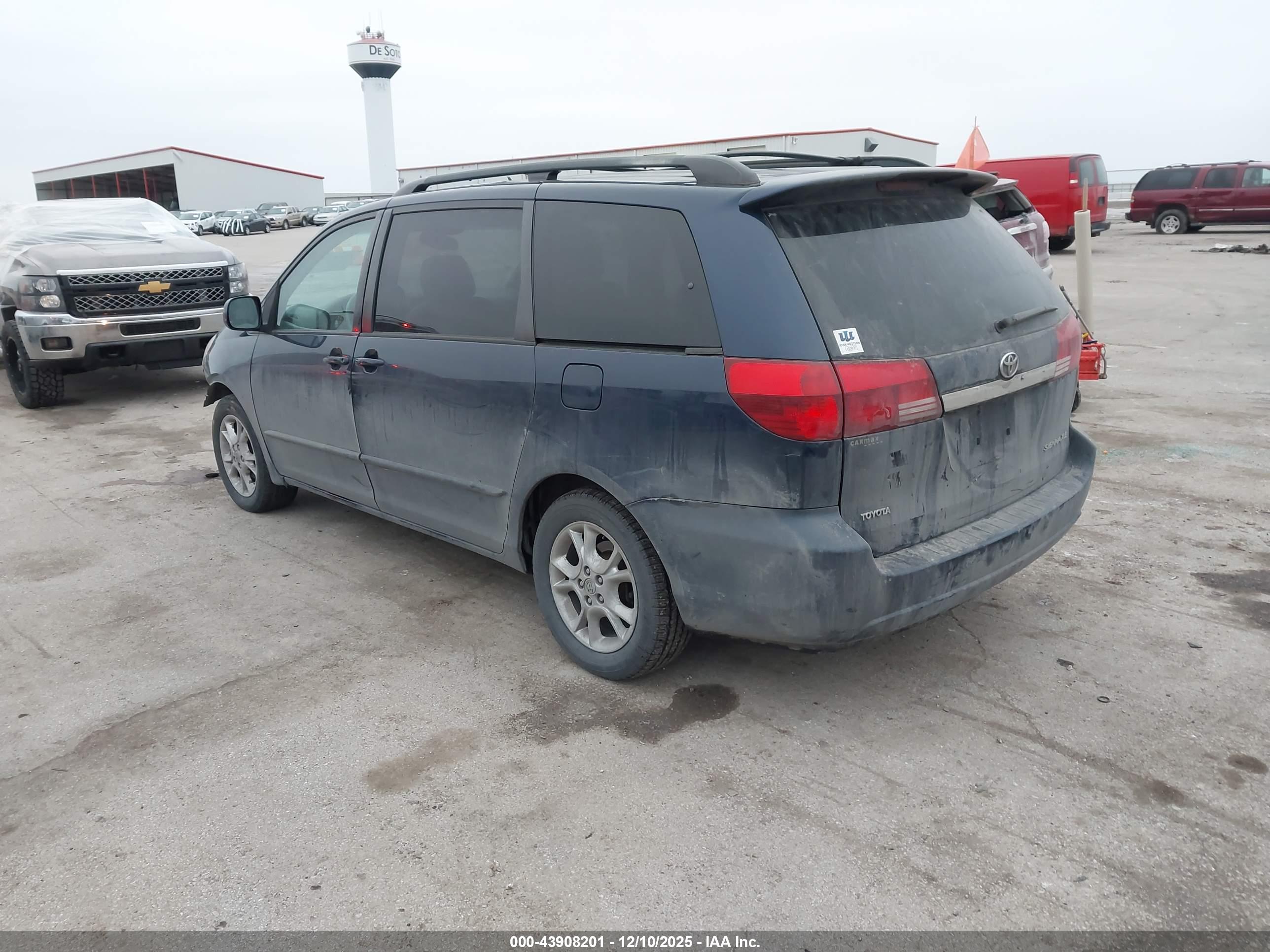 TOYOTA SIENNA image 3