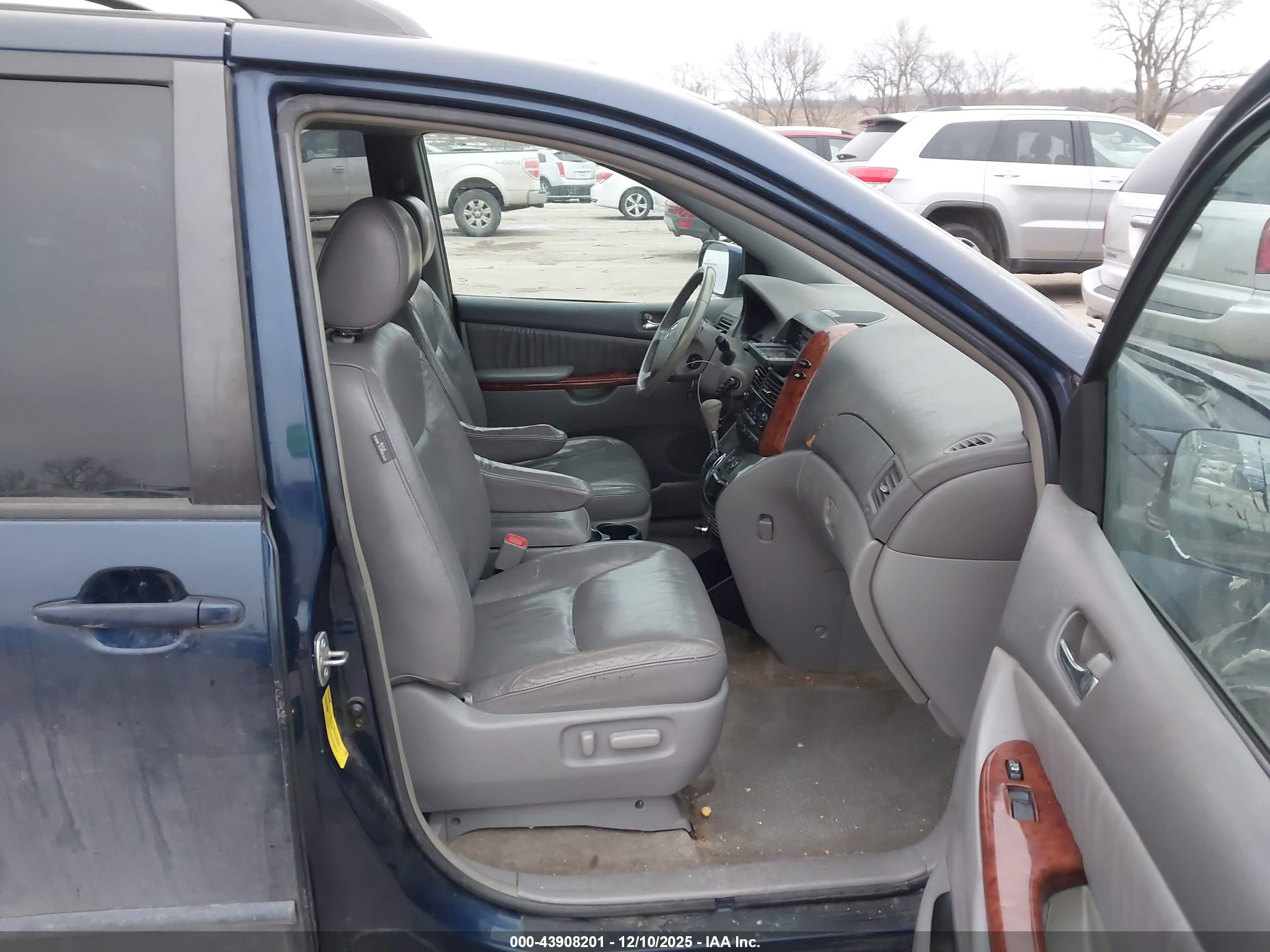 TOYOTA SIENNA image 5