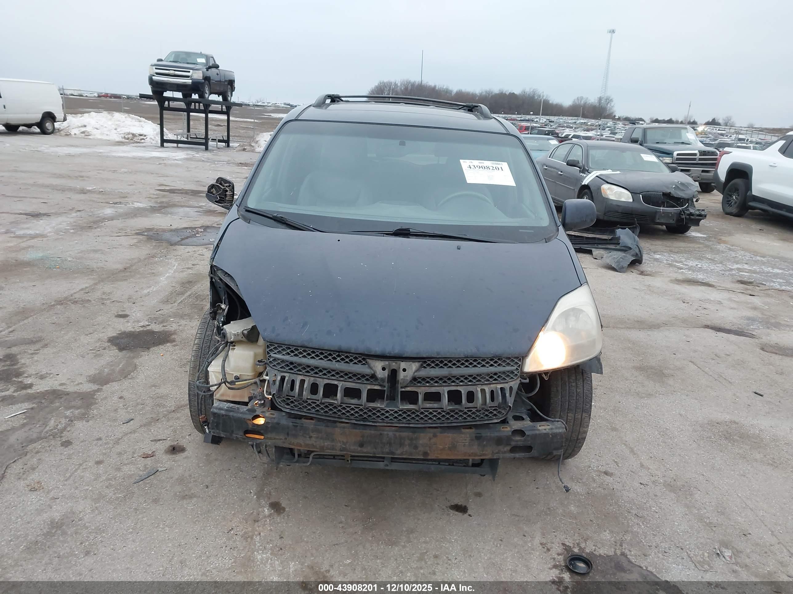 TOYOTA SIENNA image 6