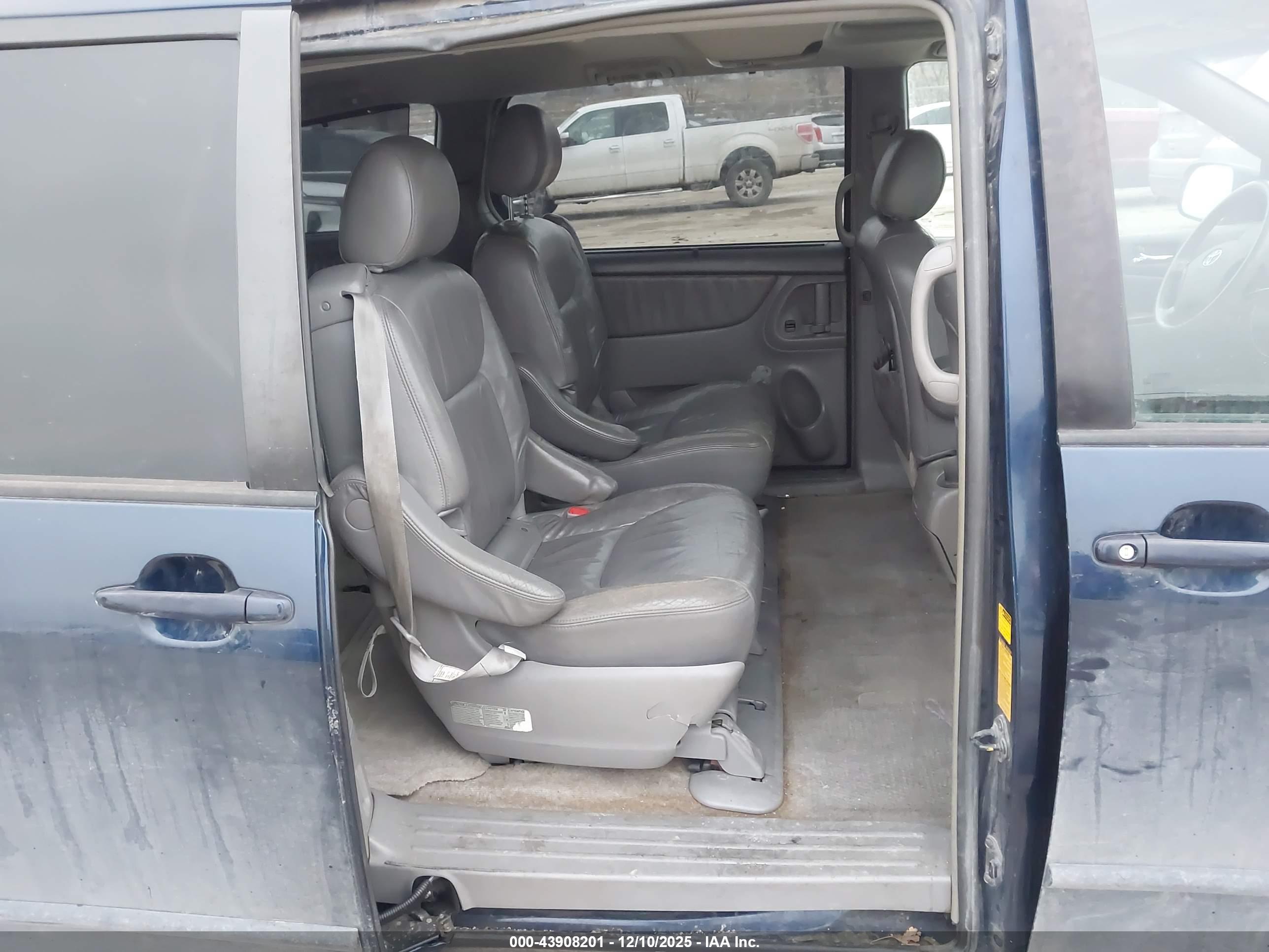TOYOTA SIENNA image 8