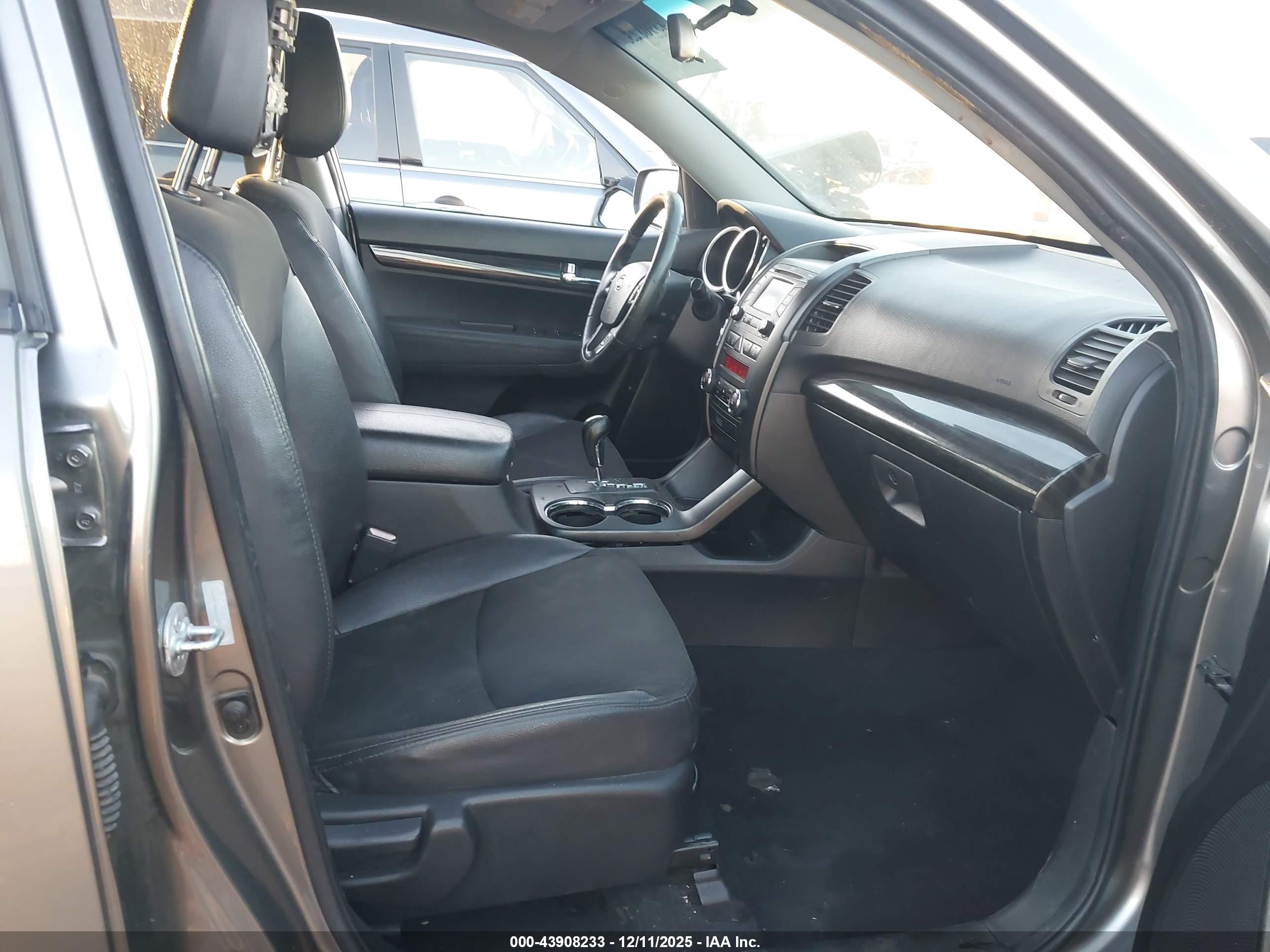 KIA SORENTO image 5