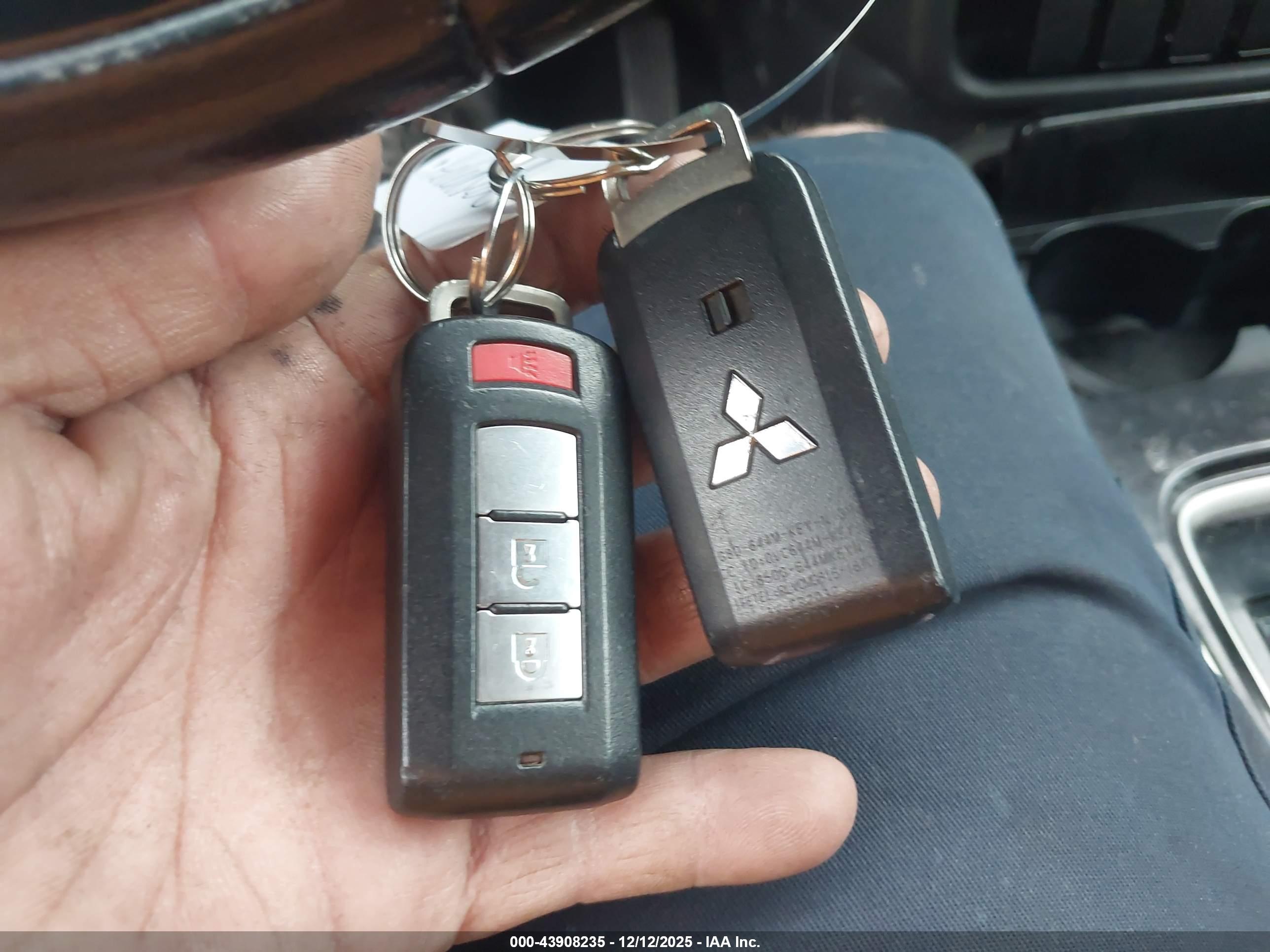 MITSUBISHI OUTLANDER image 11