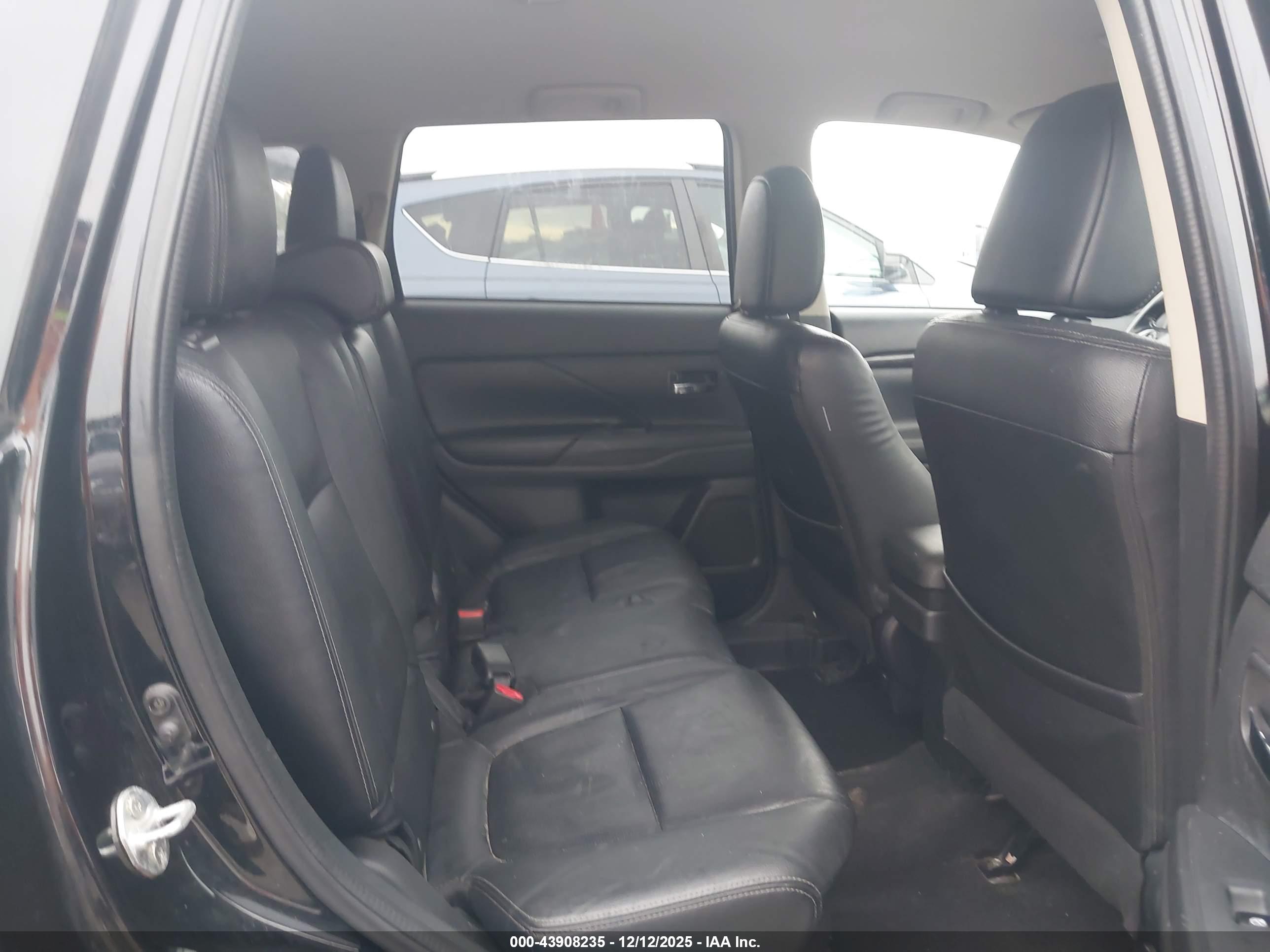 MITSUBISHI OUTLANDER image 8