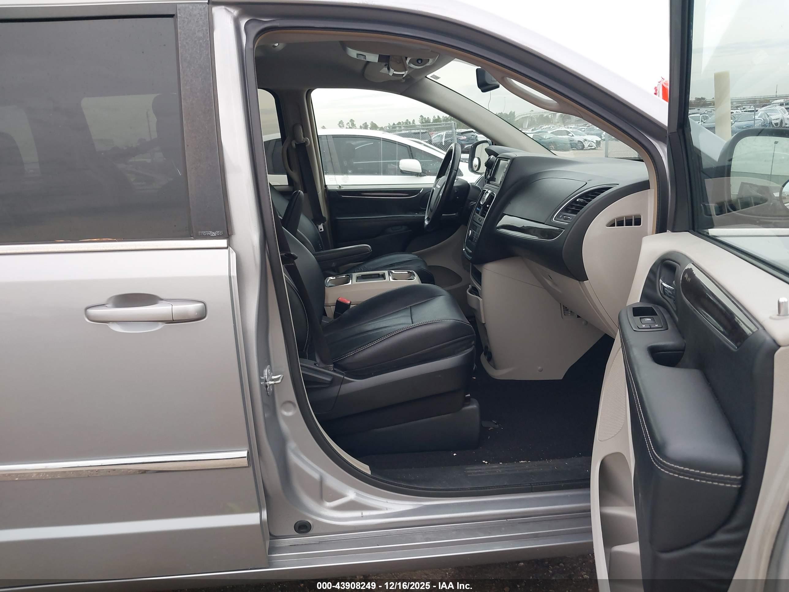 CHRYSLER TOWN image 5