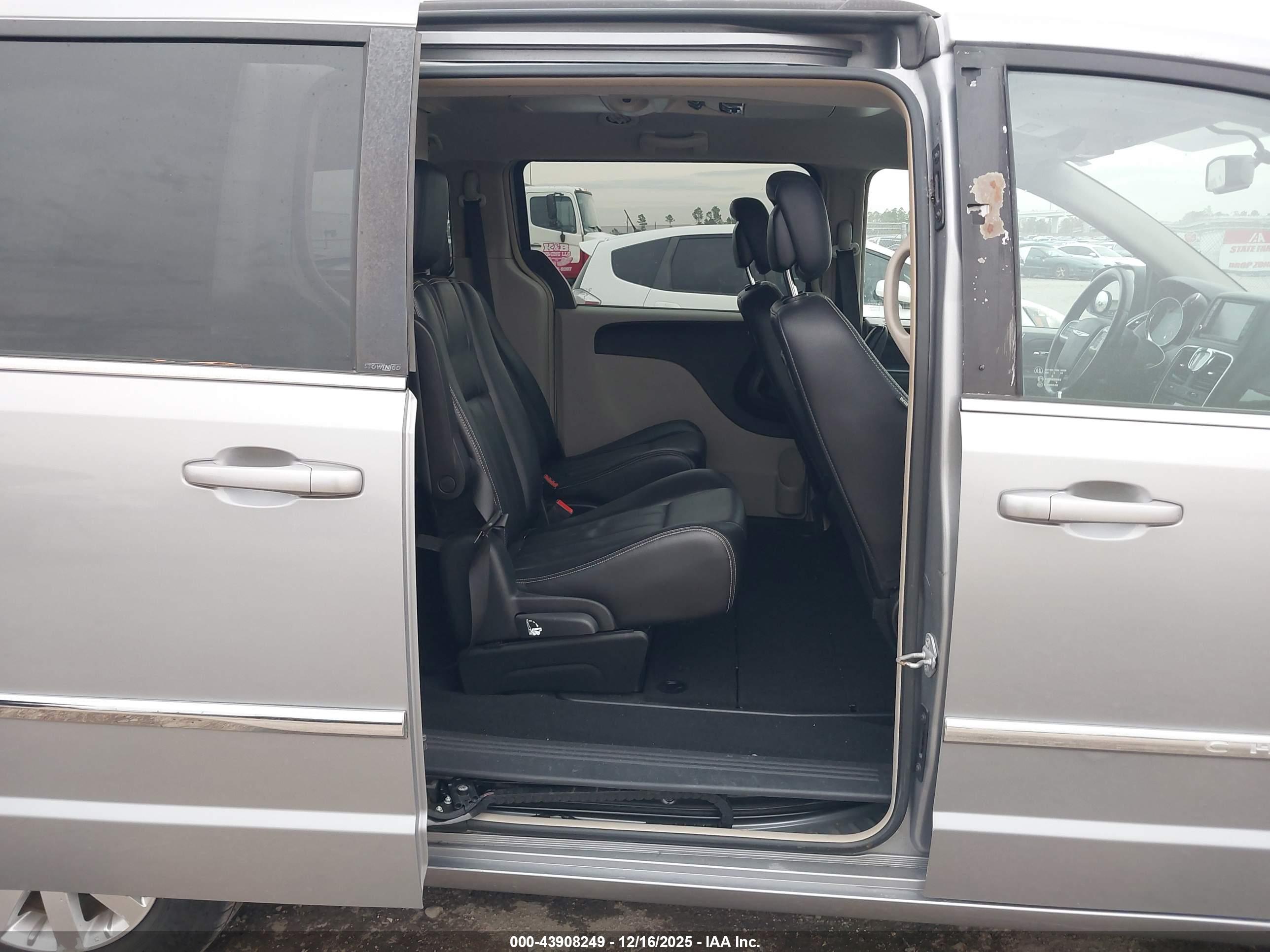 CHRYSLER TOWN image 8