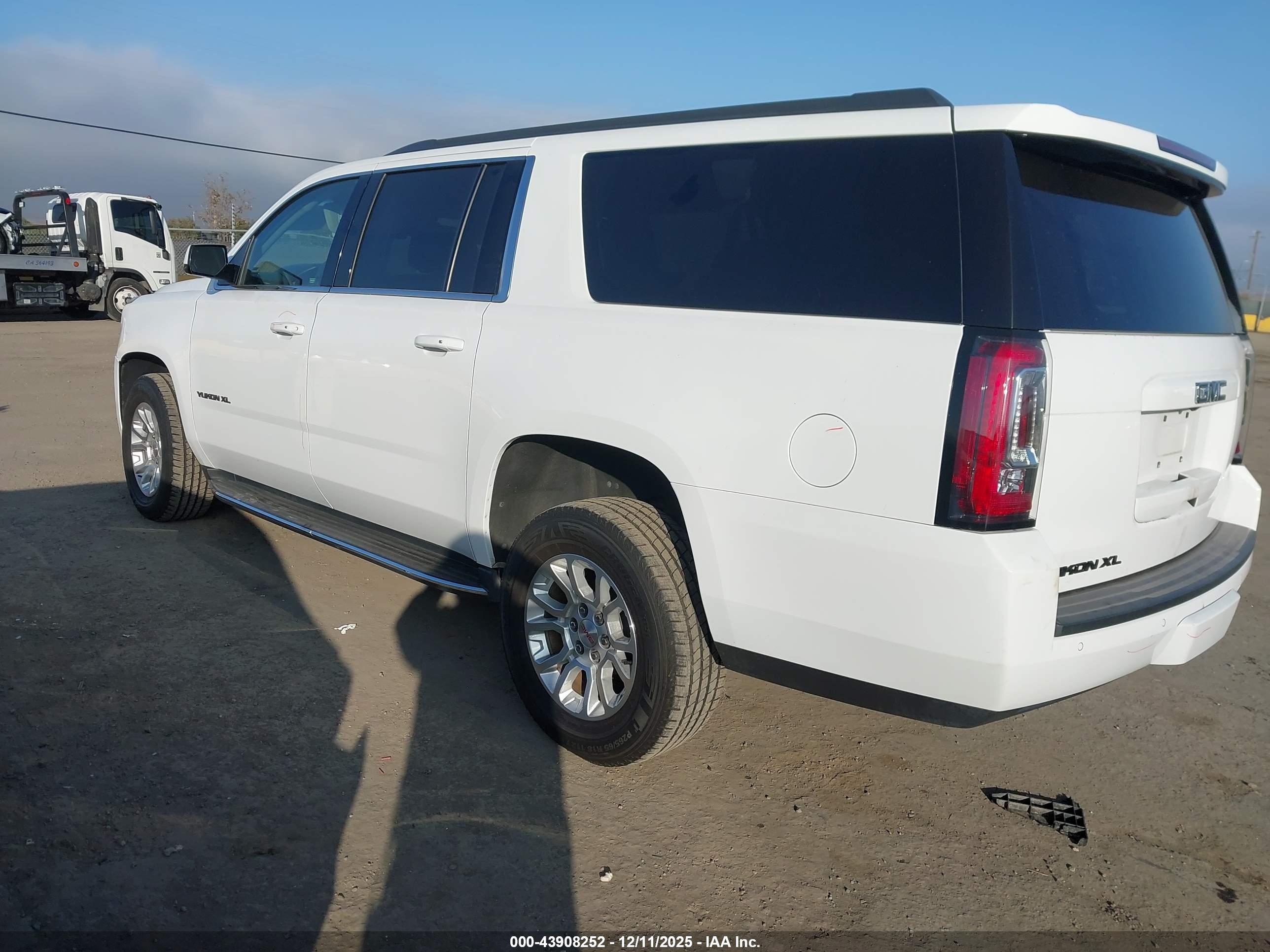 GMC YUKON image 3
