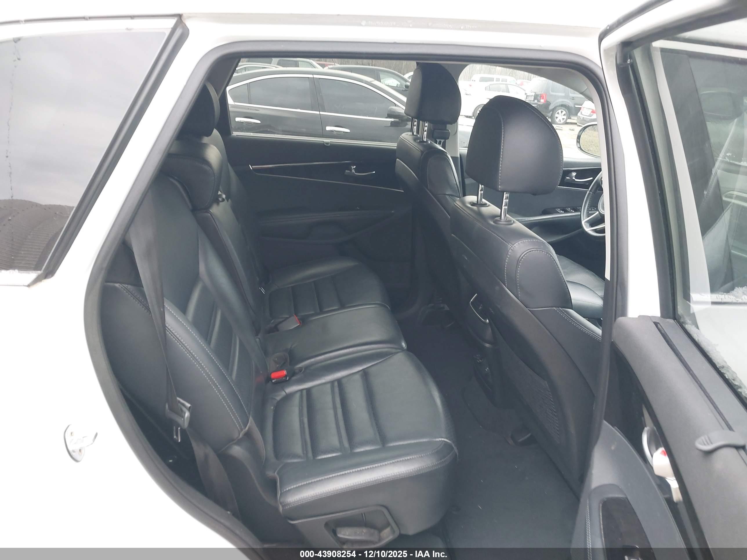 KIA SORENTO image 8
