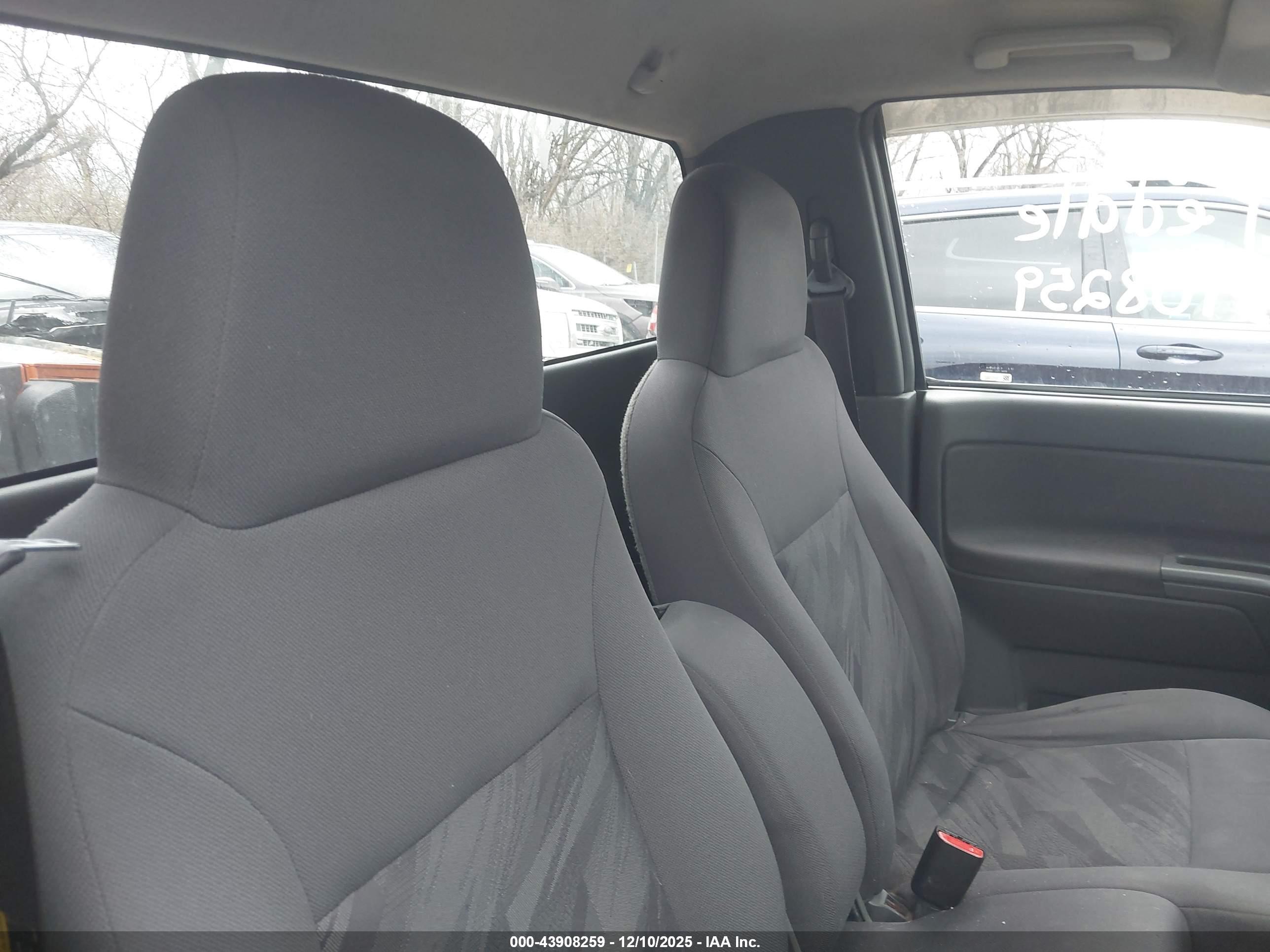CHEVROLET COLORADO image 8