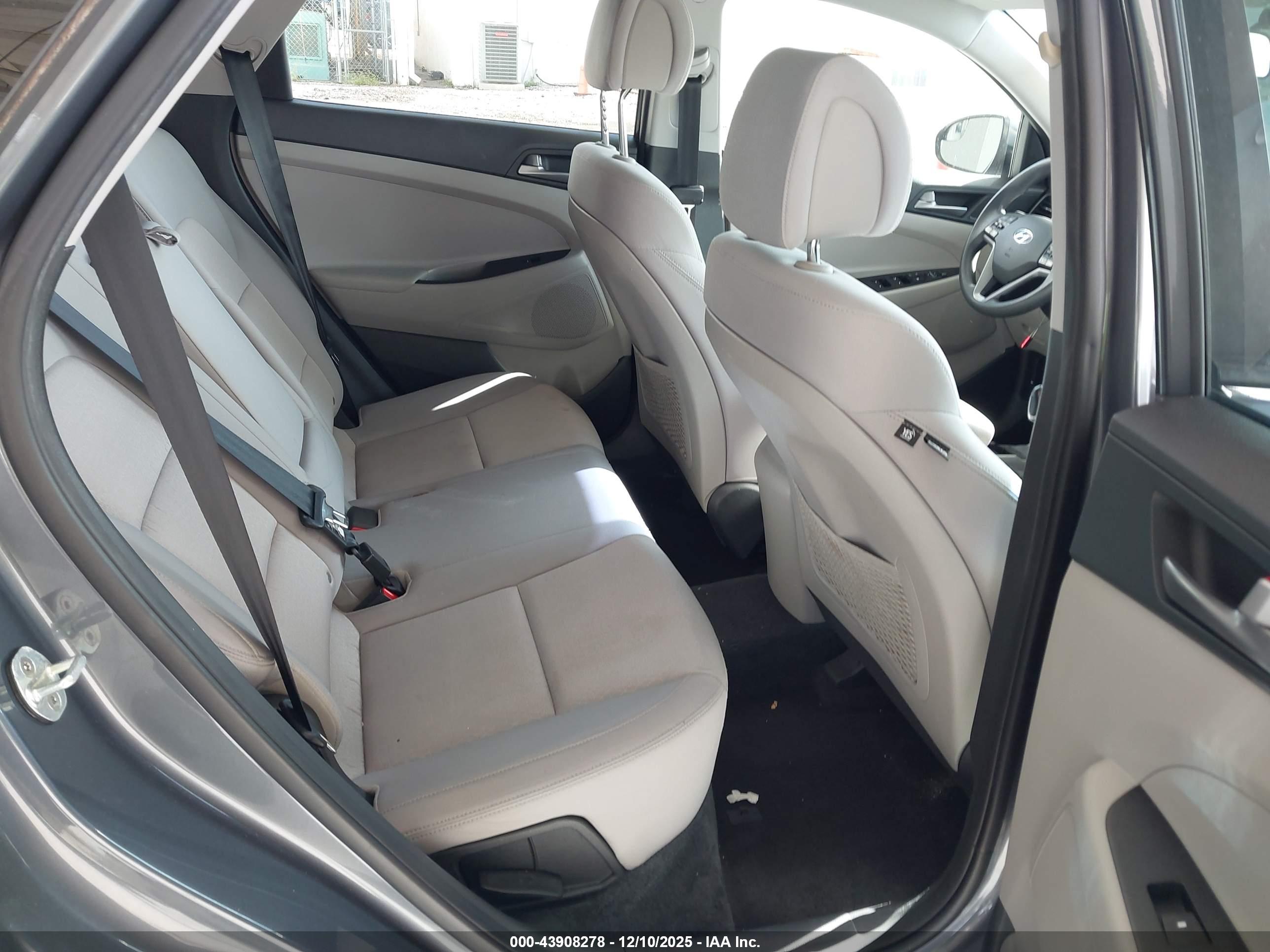 HYUNDAI TUCSON image 8