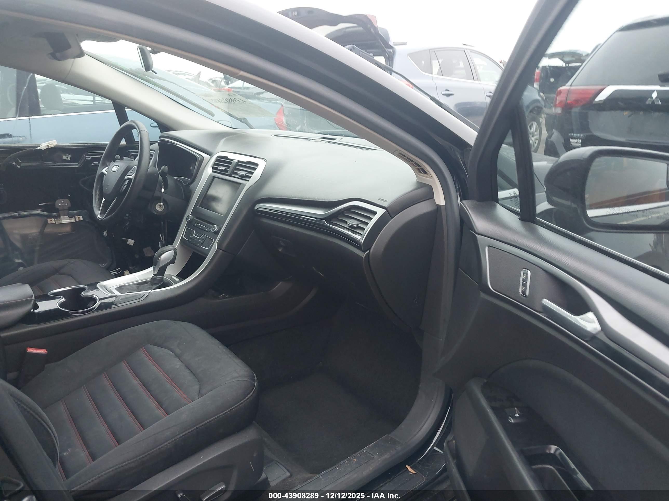 FORD FUSION image 5