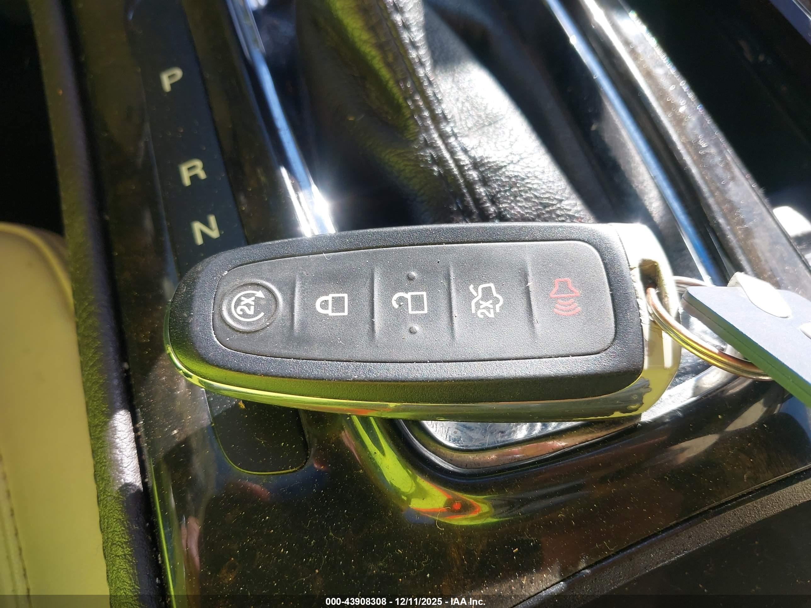 LINCOLN MKS image 11