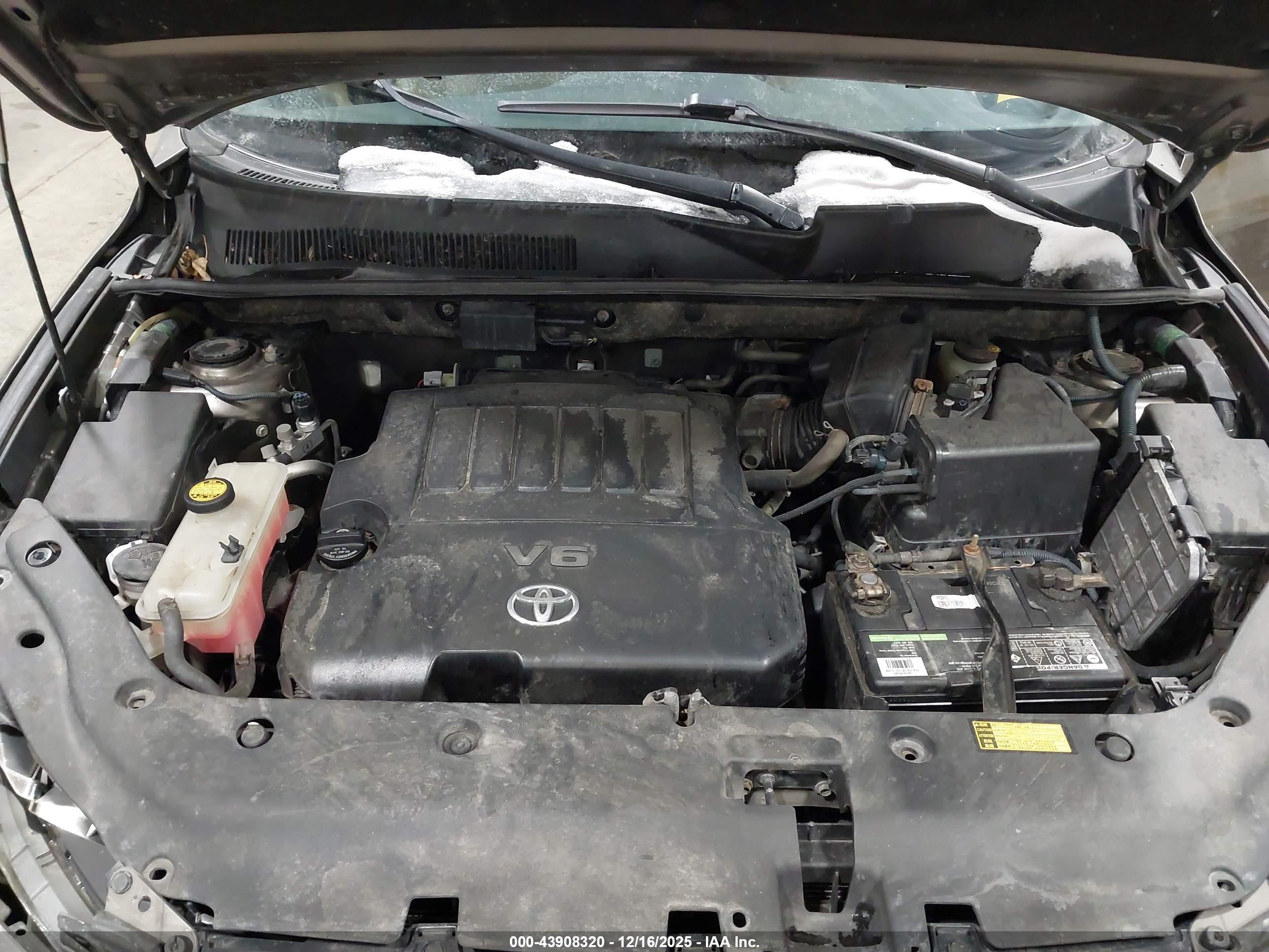 TOYOTA RAV4 image 10