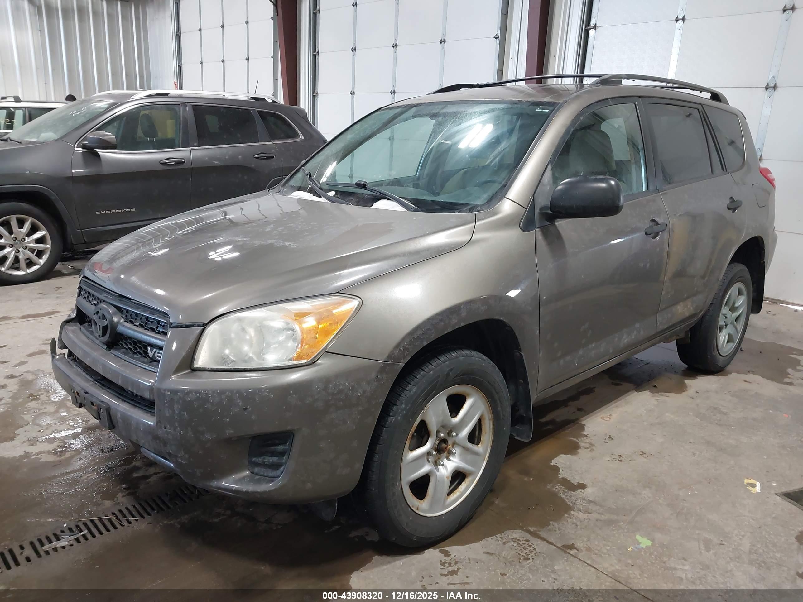TOYOTA RAV4 image 2