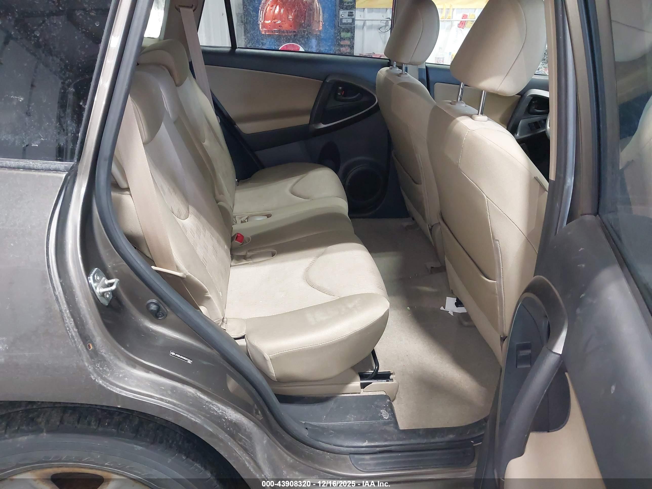 TOYOTA RAV4 image 8