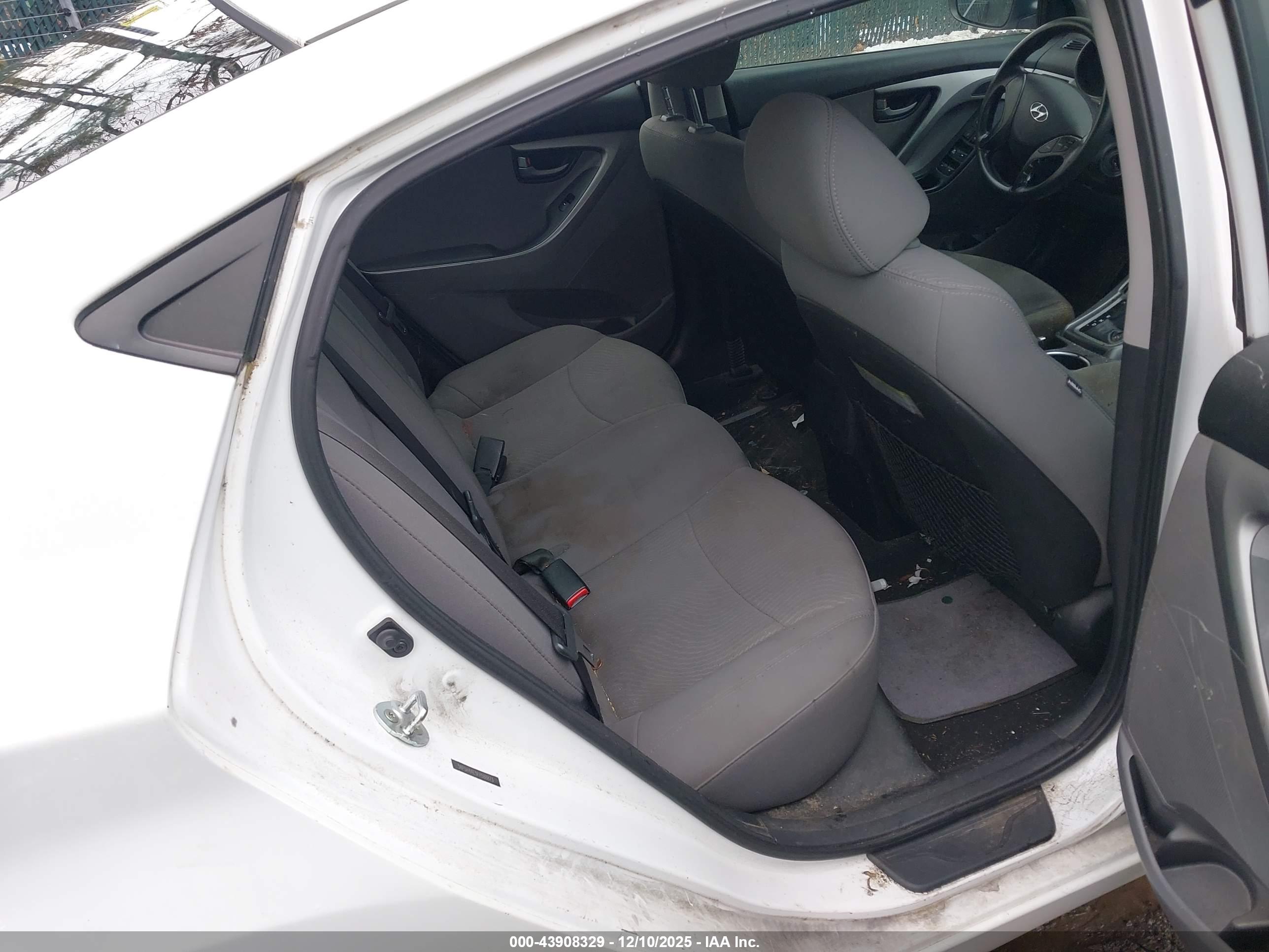 HYUNDAI ELANTRA image 8
