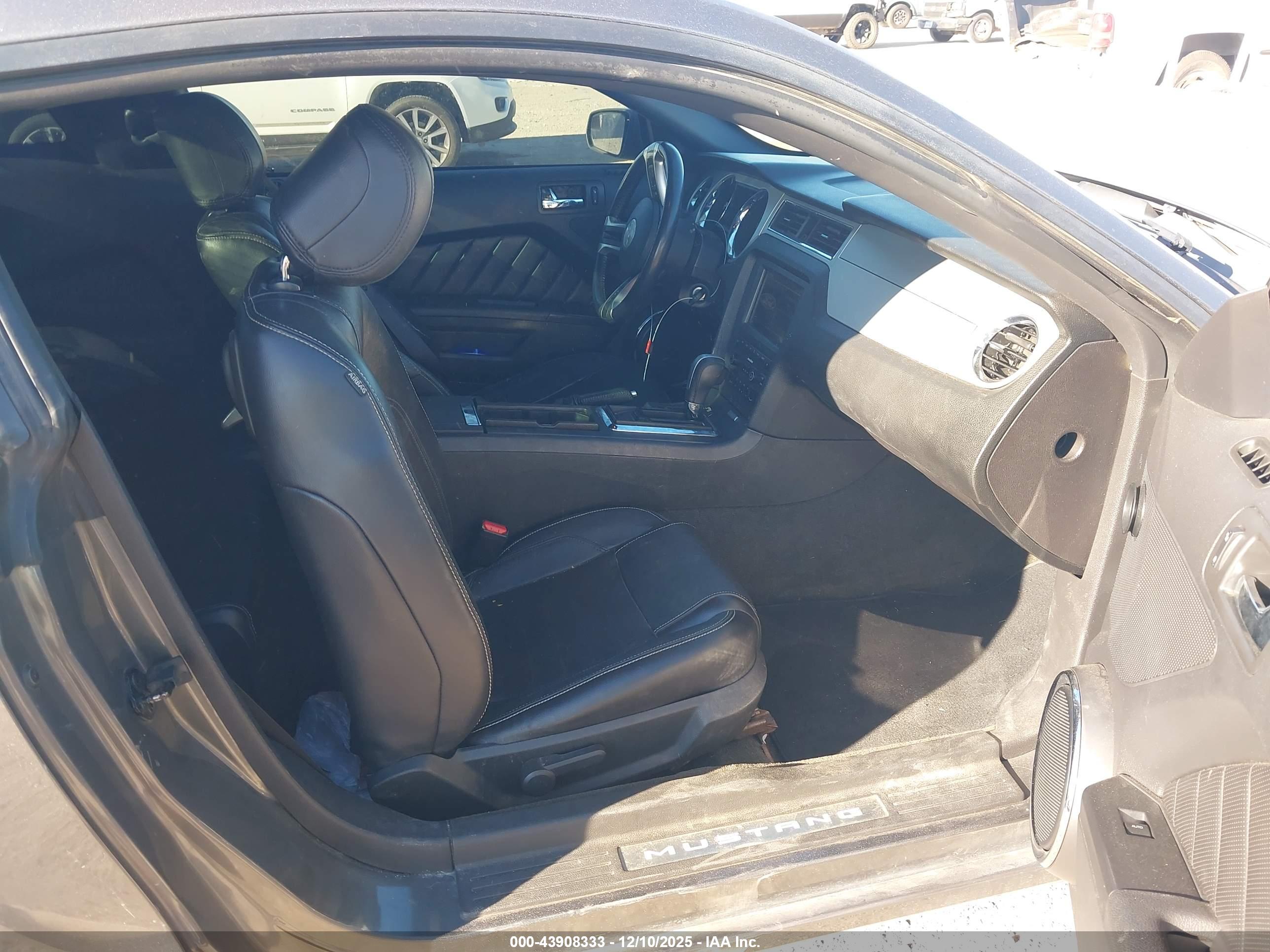 FORD MUSTANG image 5