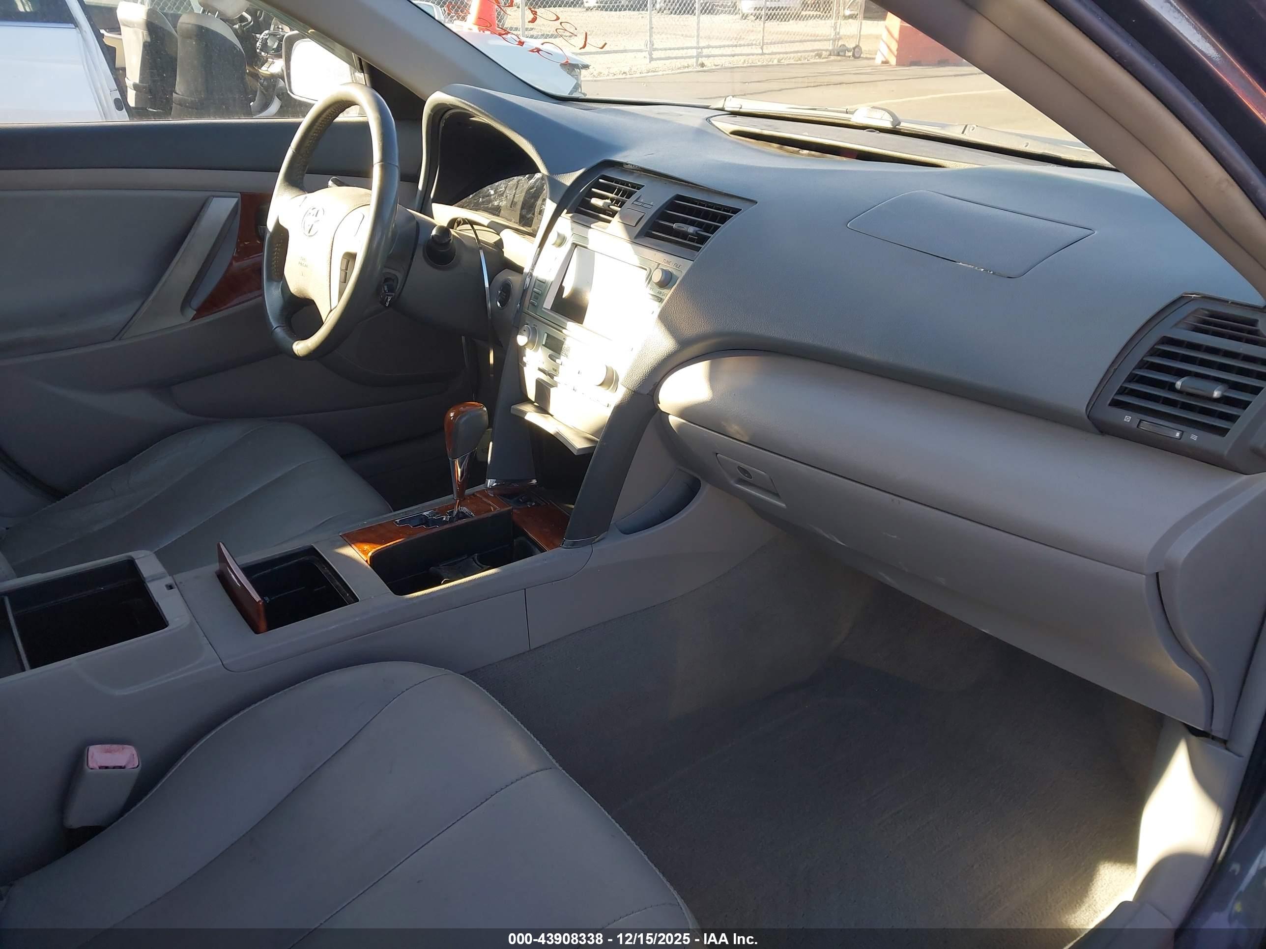 TOYOTA CAMRY image 5