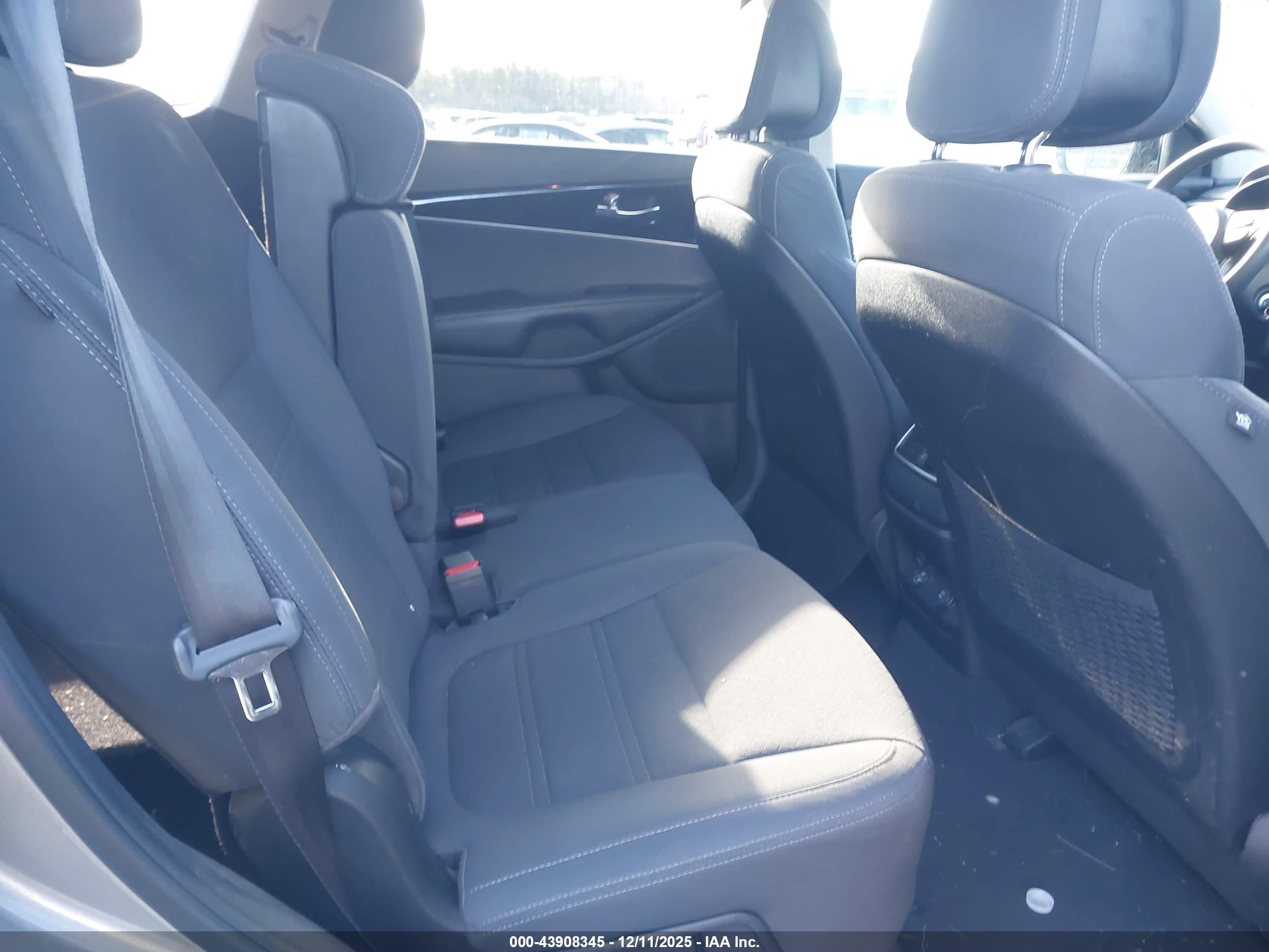 KIA SORENTO image 8