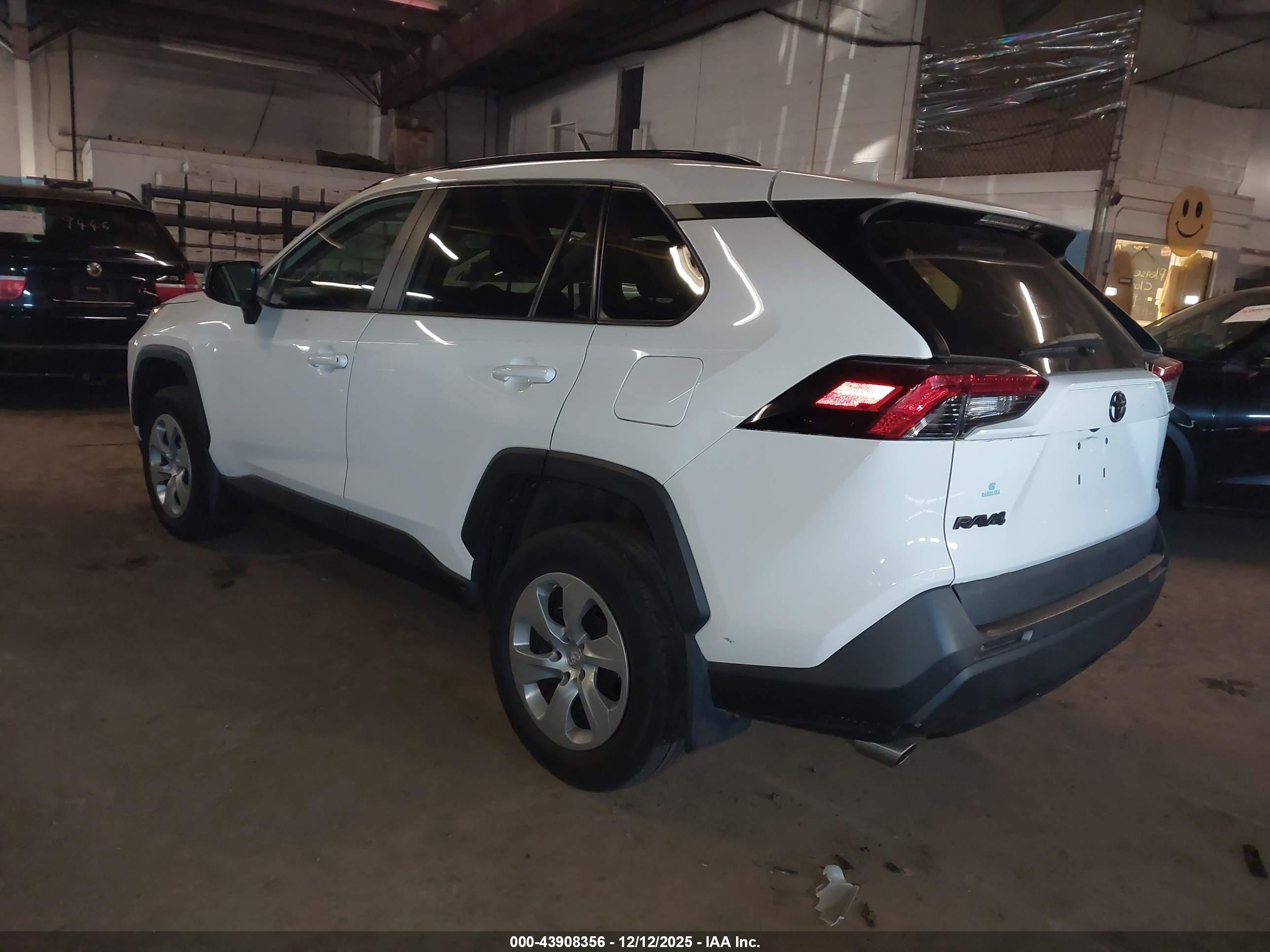 TOYOTA RAV4 image 3