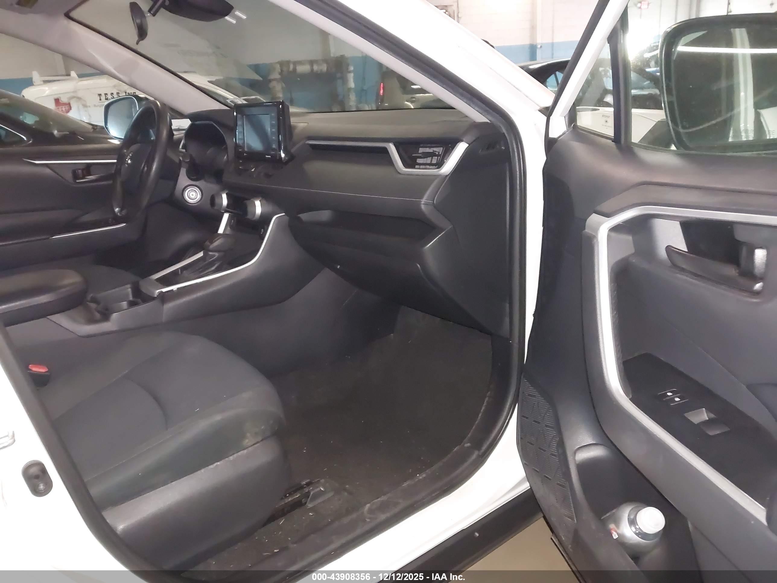 TOYOTA RAV4 image 5