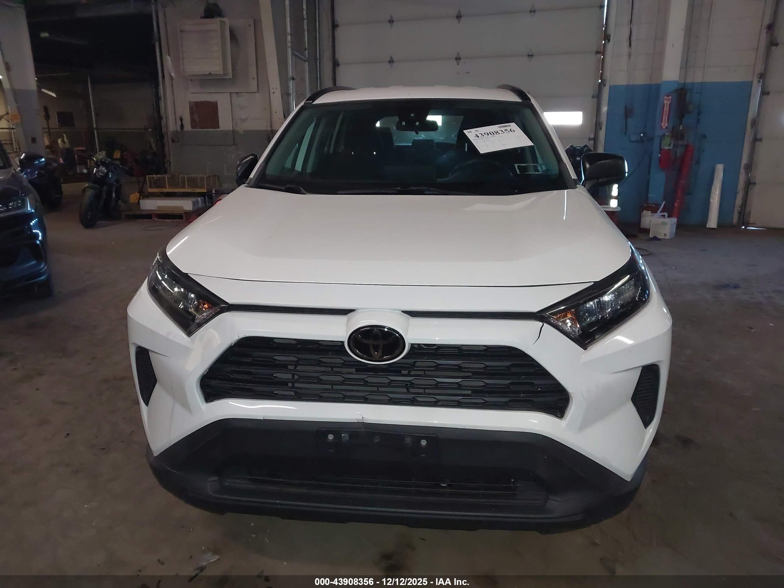 TOYOTA RAV4 image 6