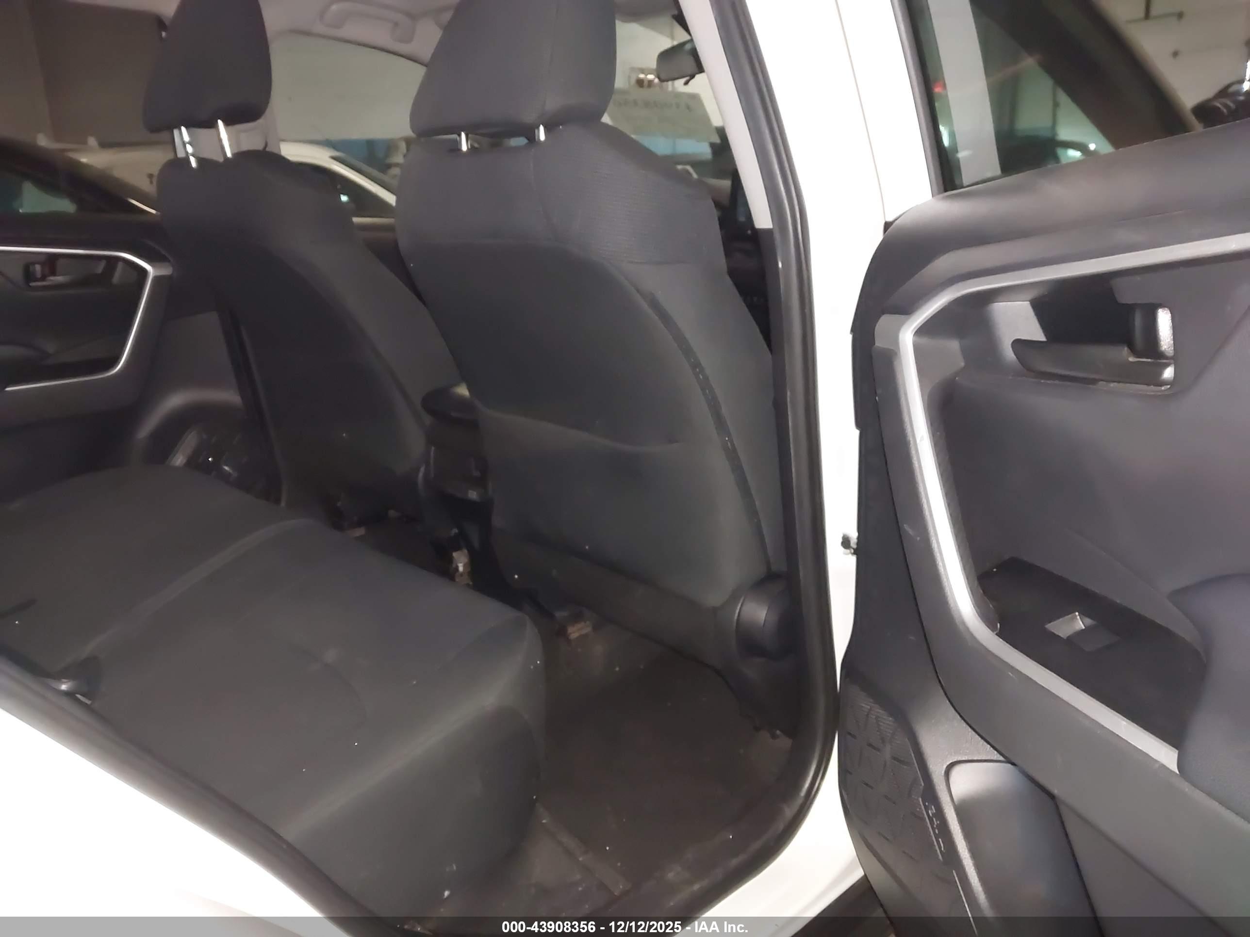 TOYOTA RAV4 image 8