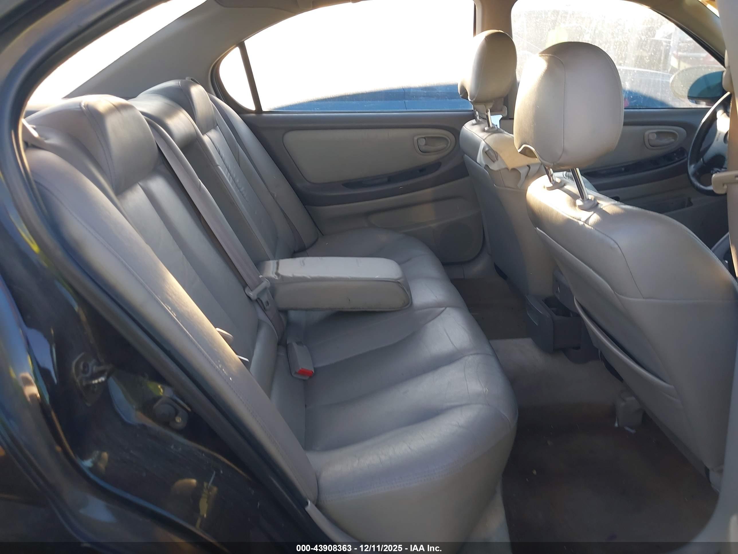 NISSAN MAXIMA image 8