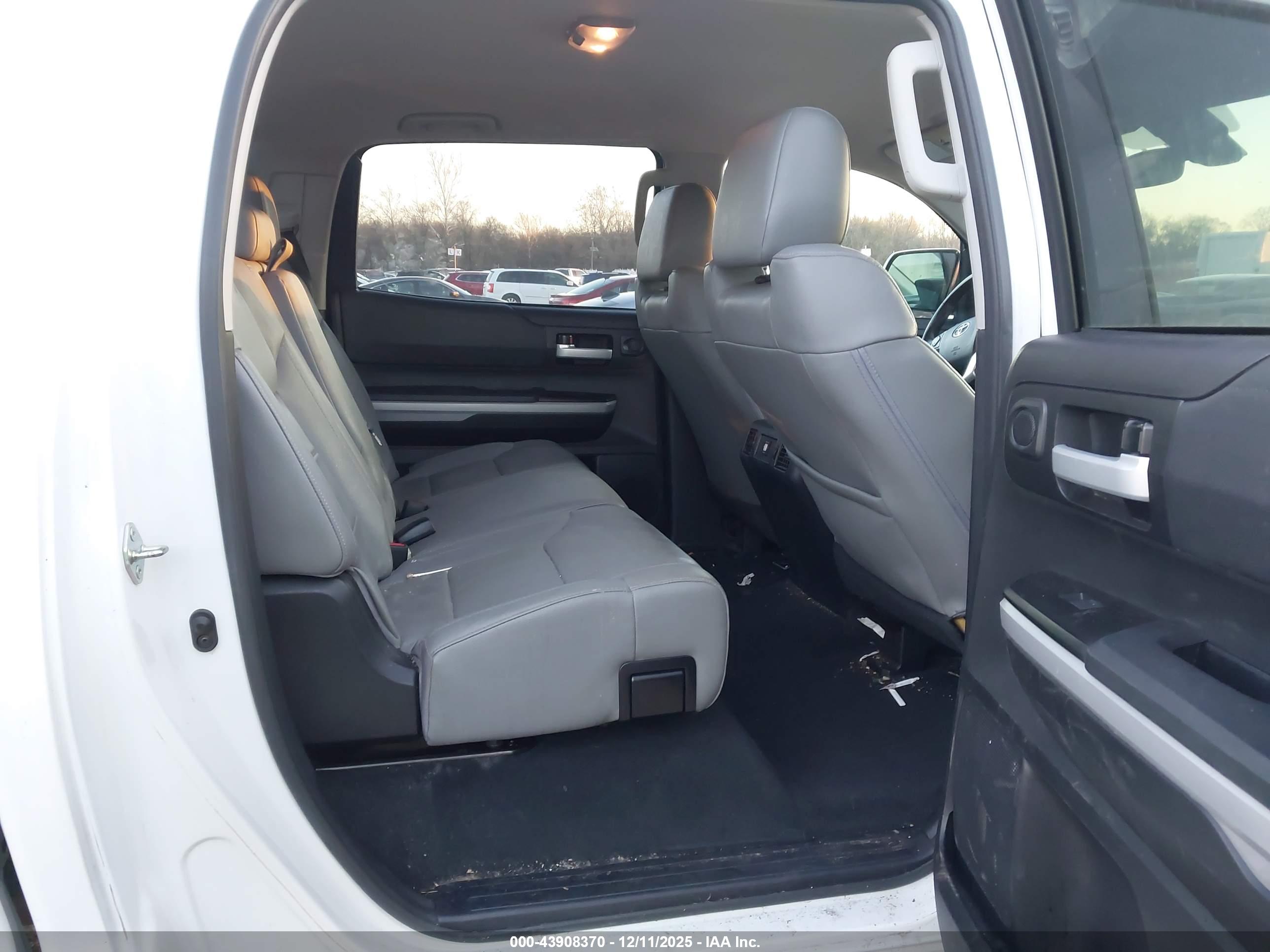 TOYOTA TUNDRA image 8
