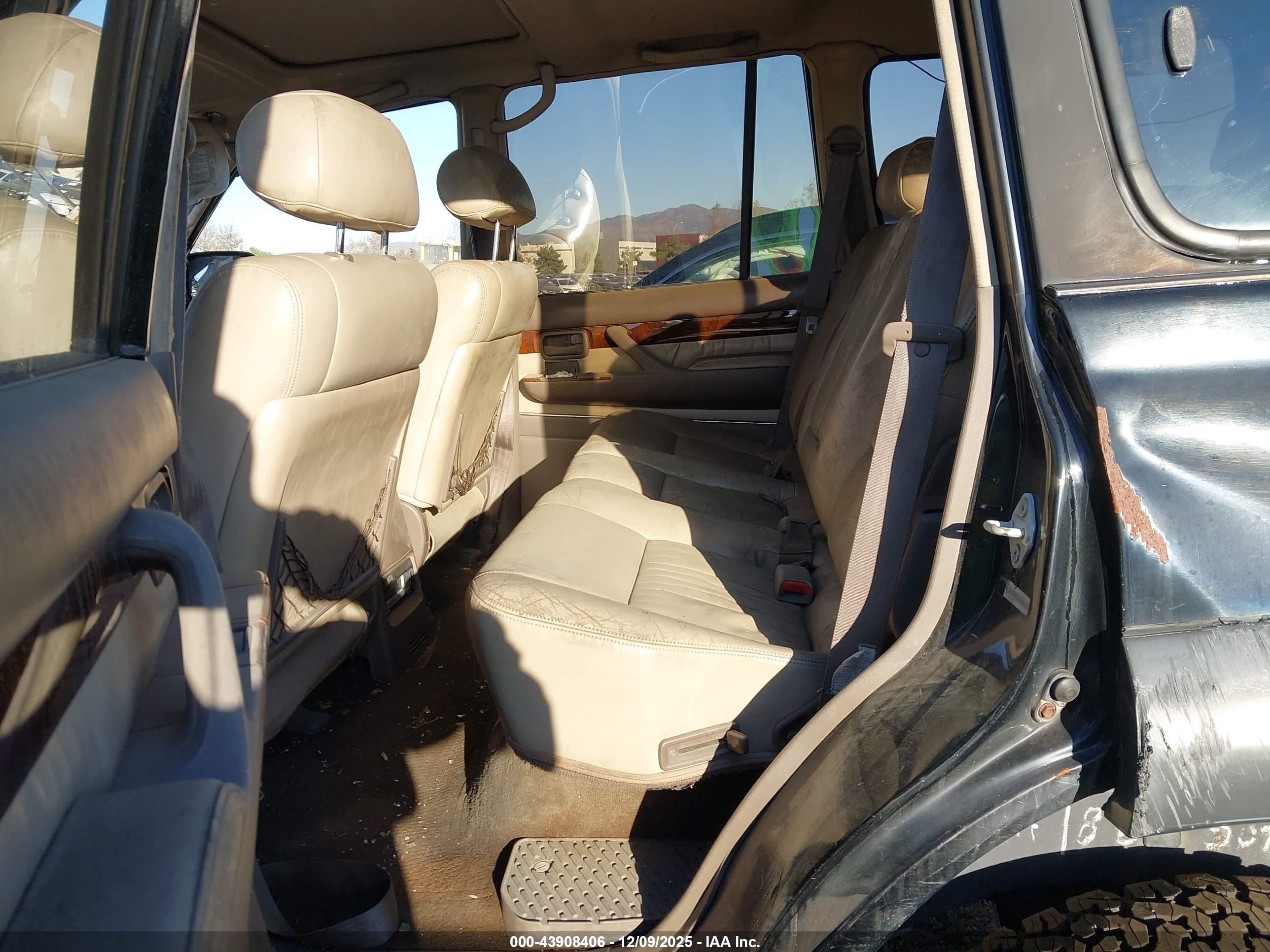 LEXUS LX image 8