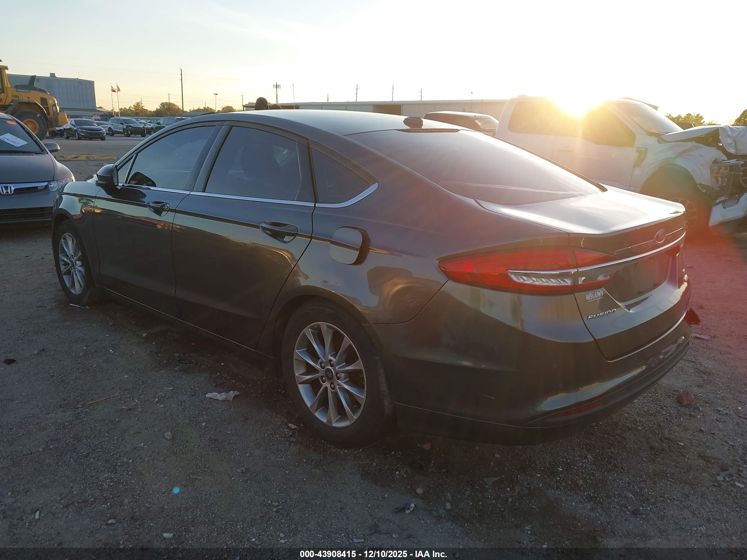 FORD FUSION image 3