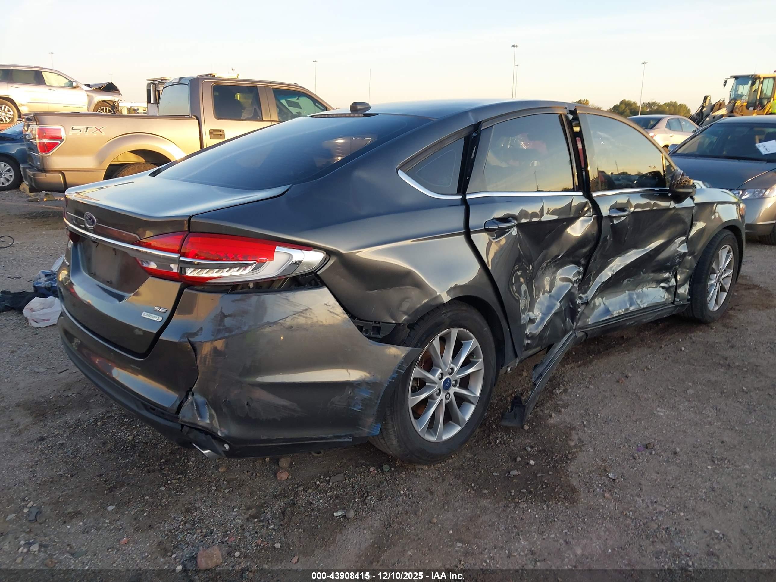 FORD FUSION image 4