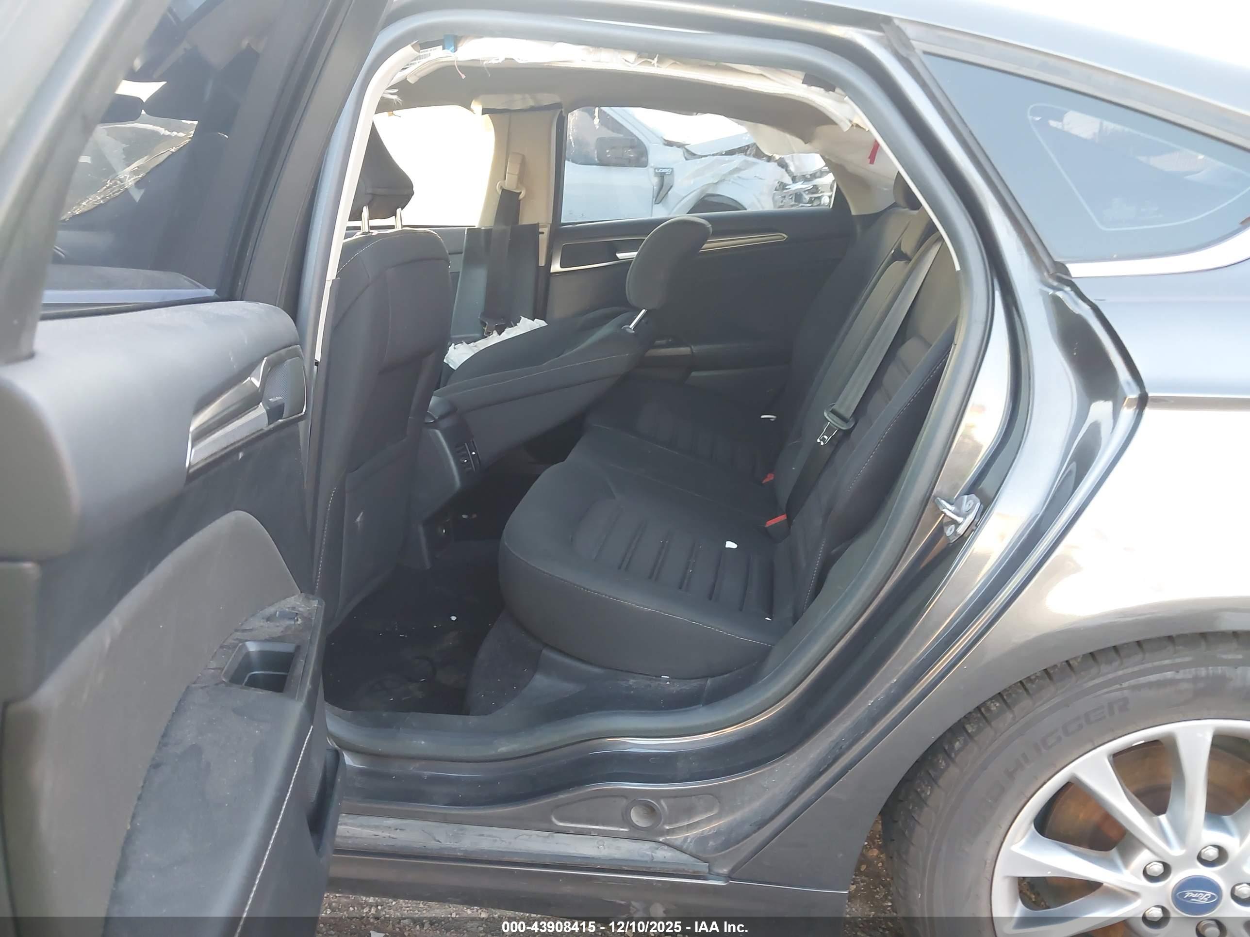 FORD FUSION image 8