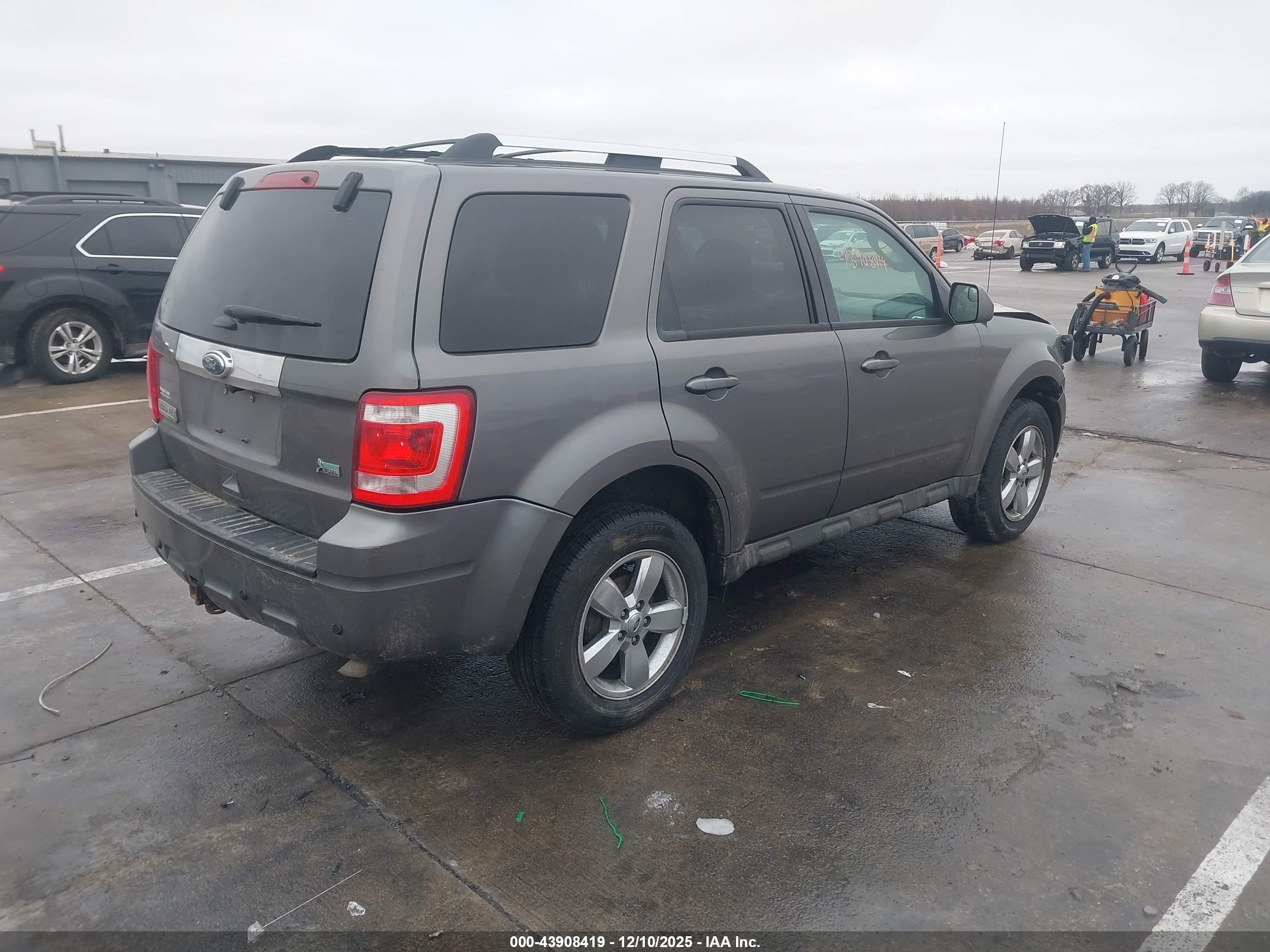 FORD ESCAPE image 4