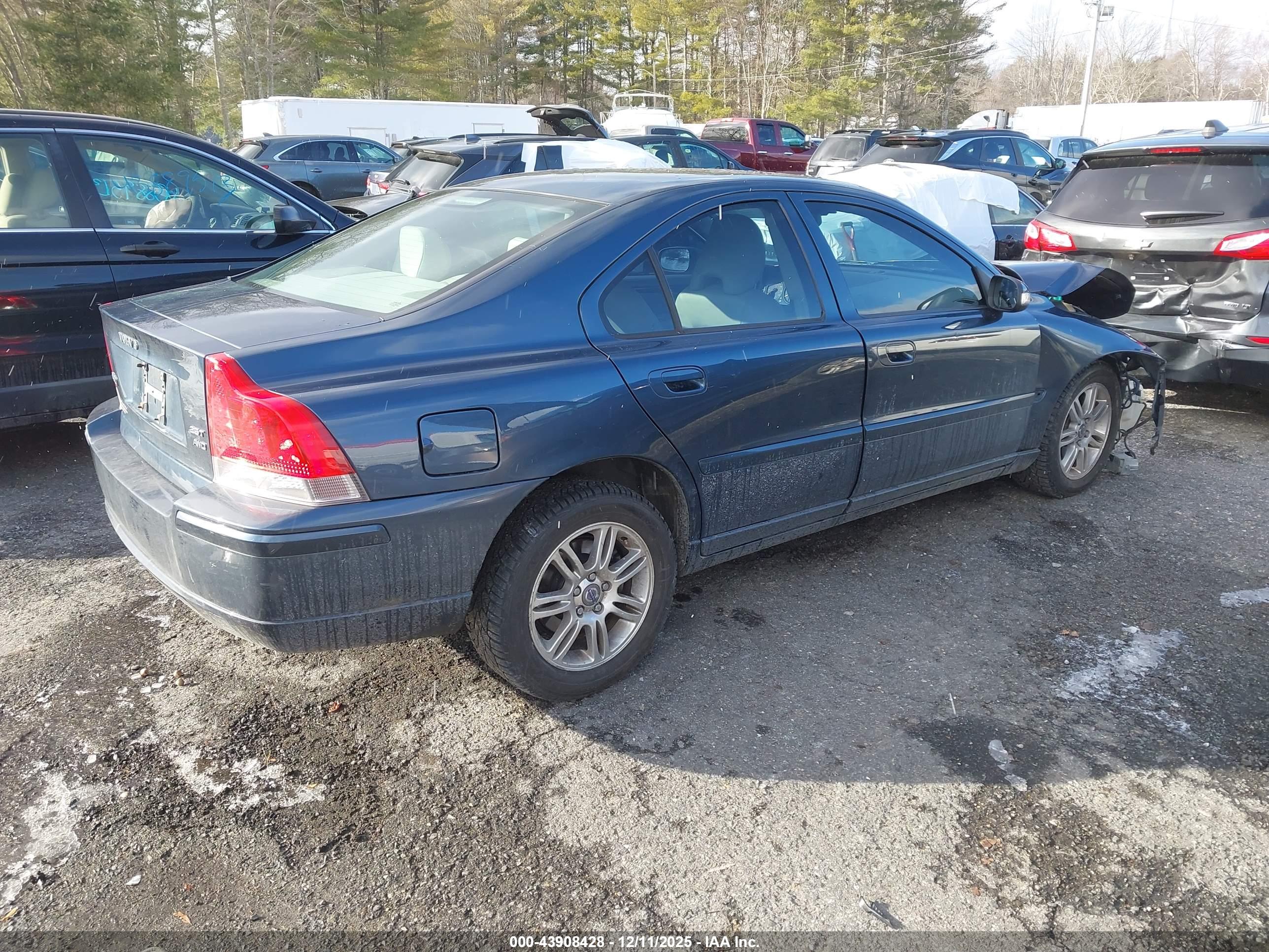 VOLVO S60 image 4