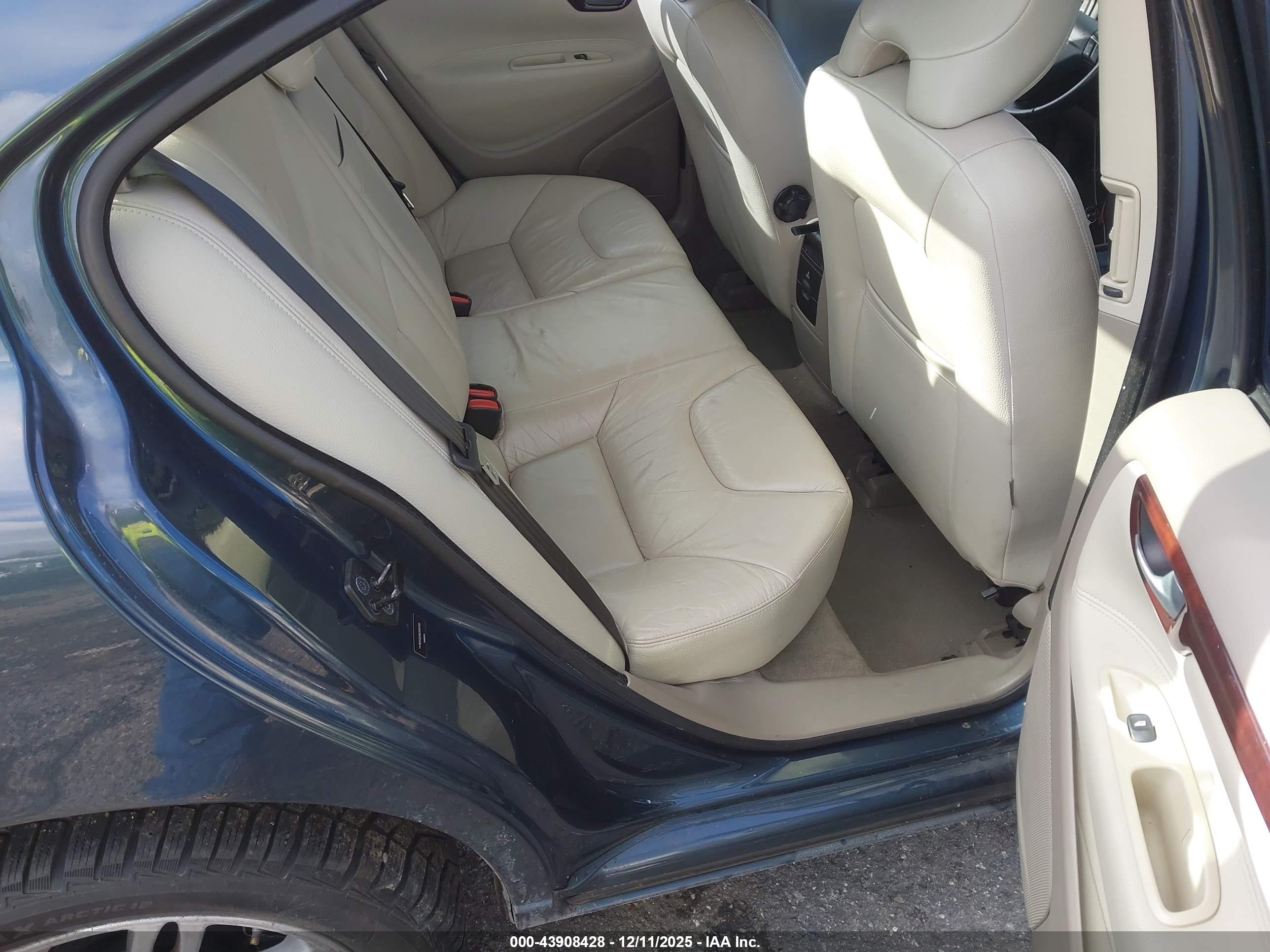 VOLVO S60 image 8