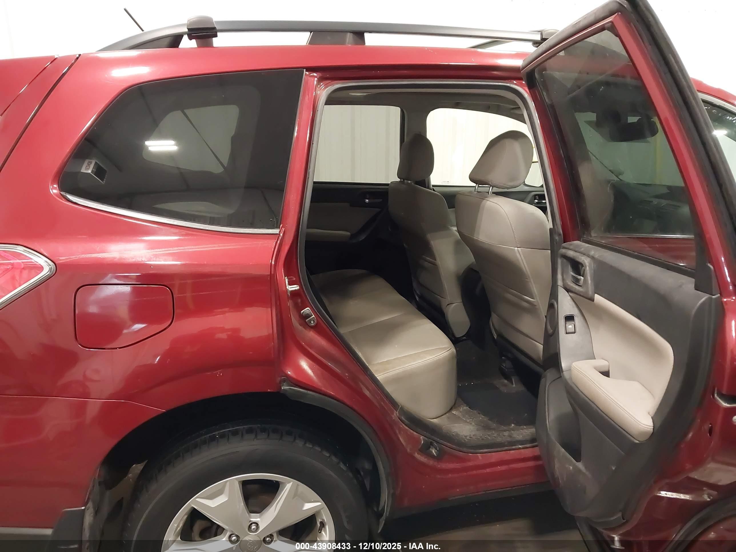 SUBARU FORESTER image 8