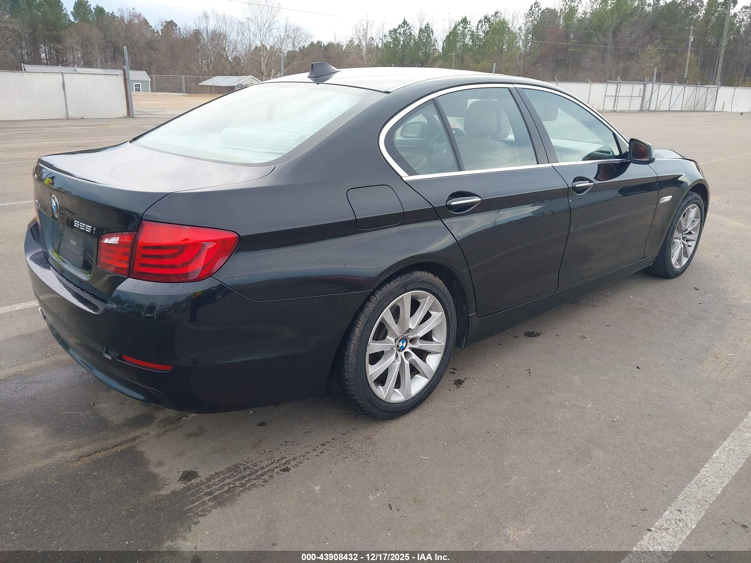 BMW 528I image 4