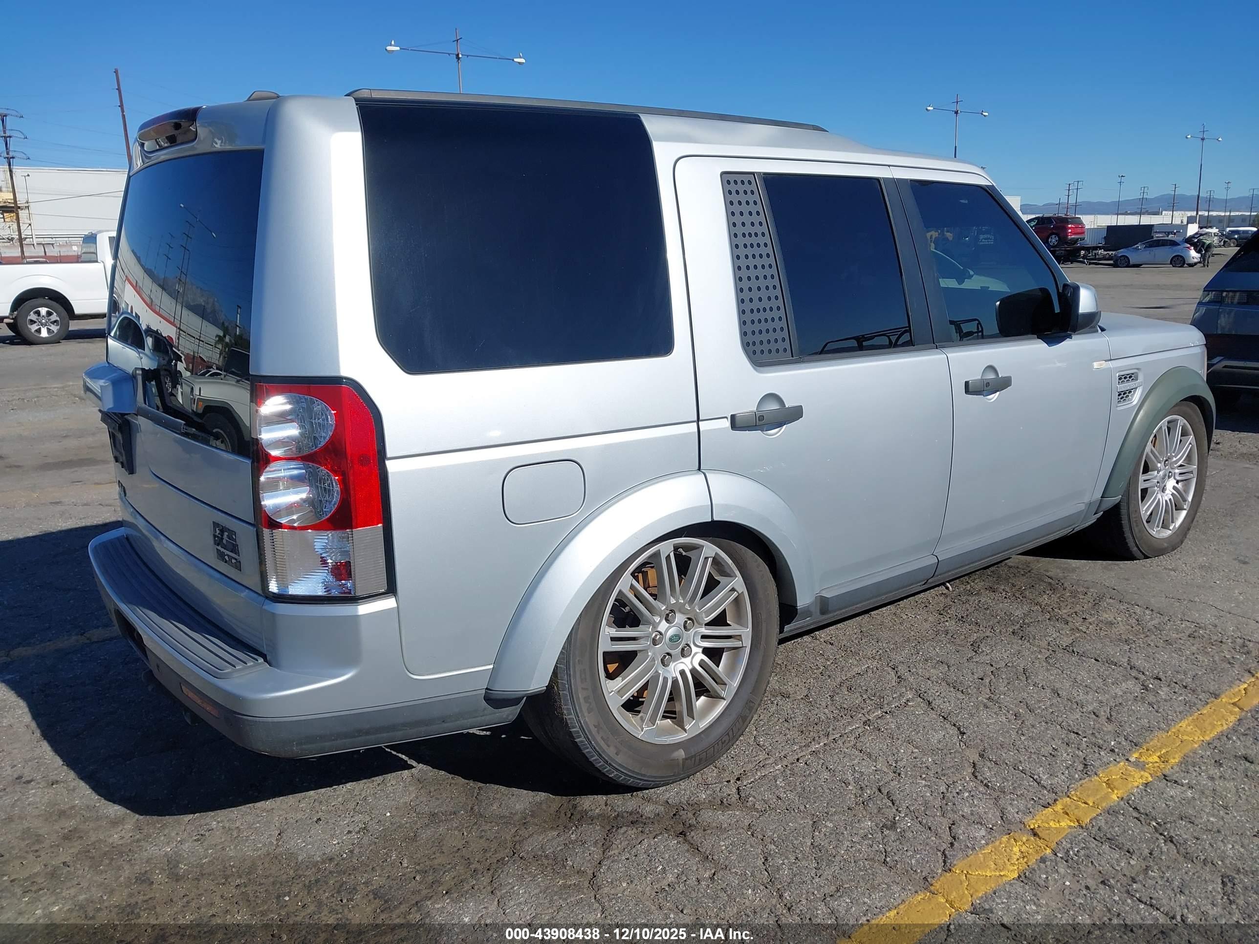 LAND ROVER image 4