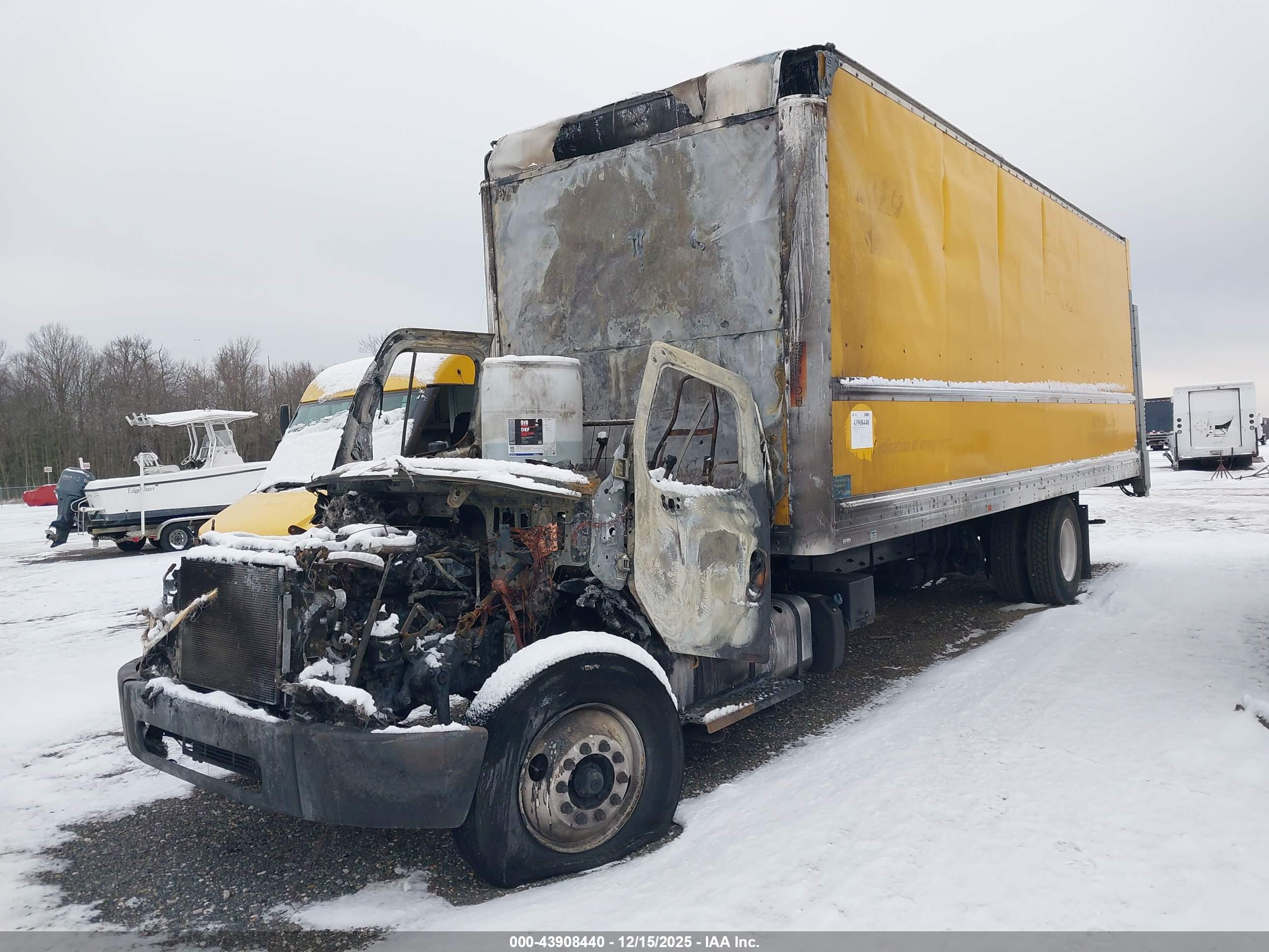 FREIGHTLINER M2 image 2
