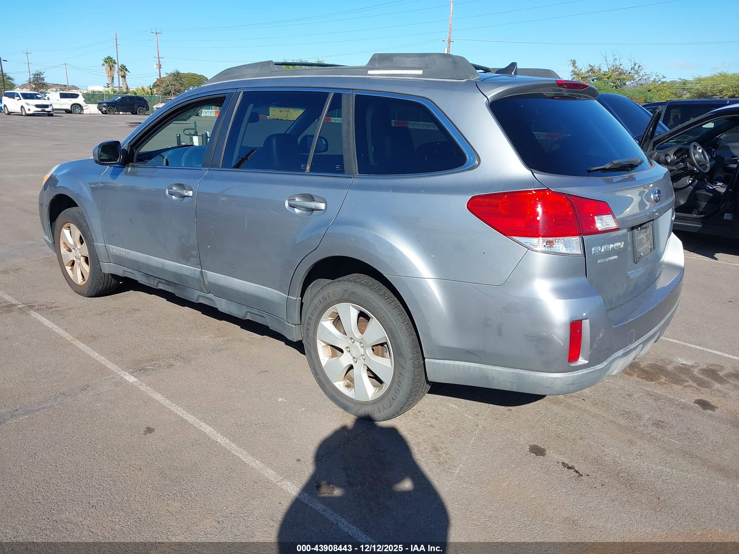 SUBARU OUTBACK image 3