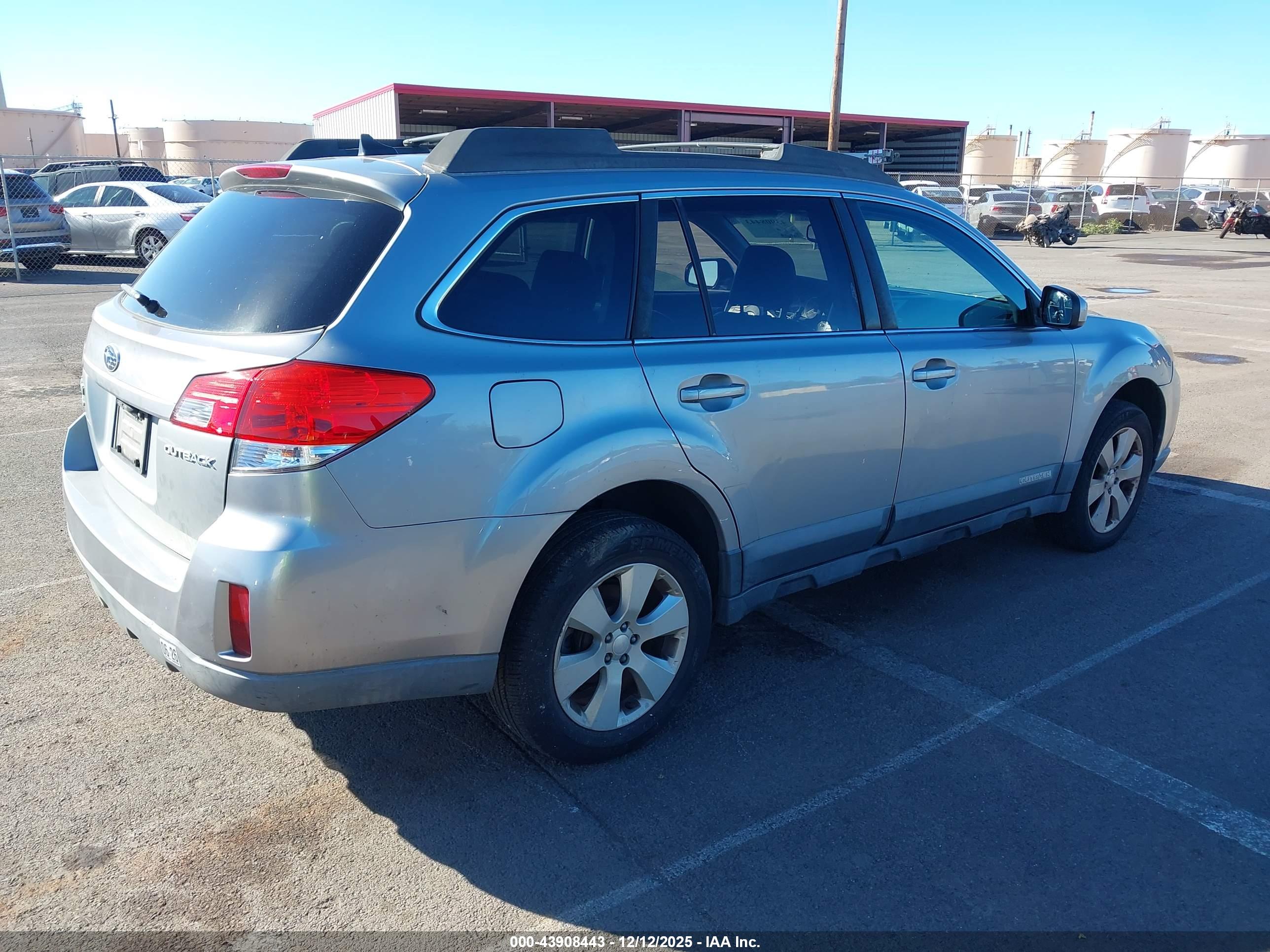 SUBARU OUTBACK image 4