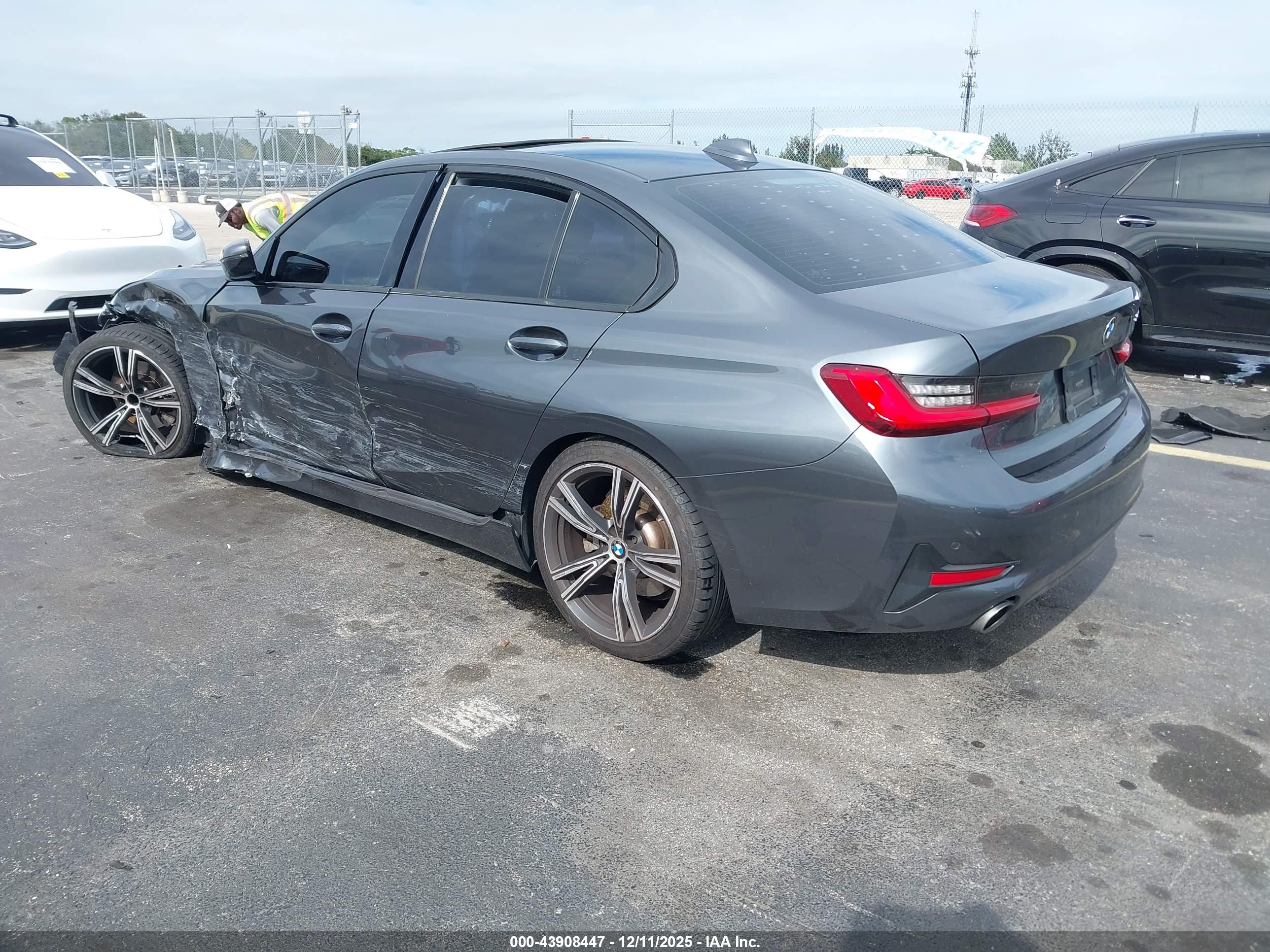 BMW 330I image 3