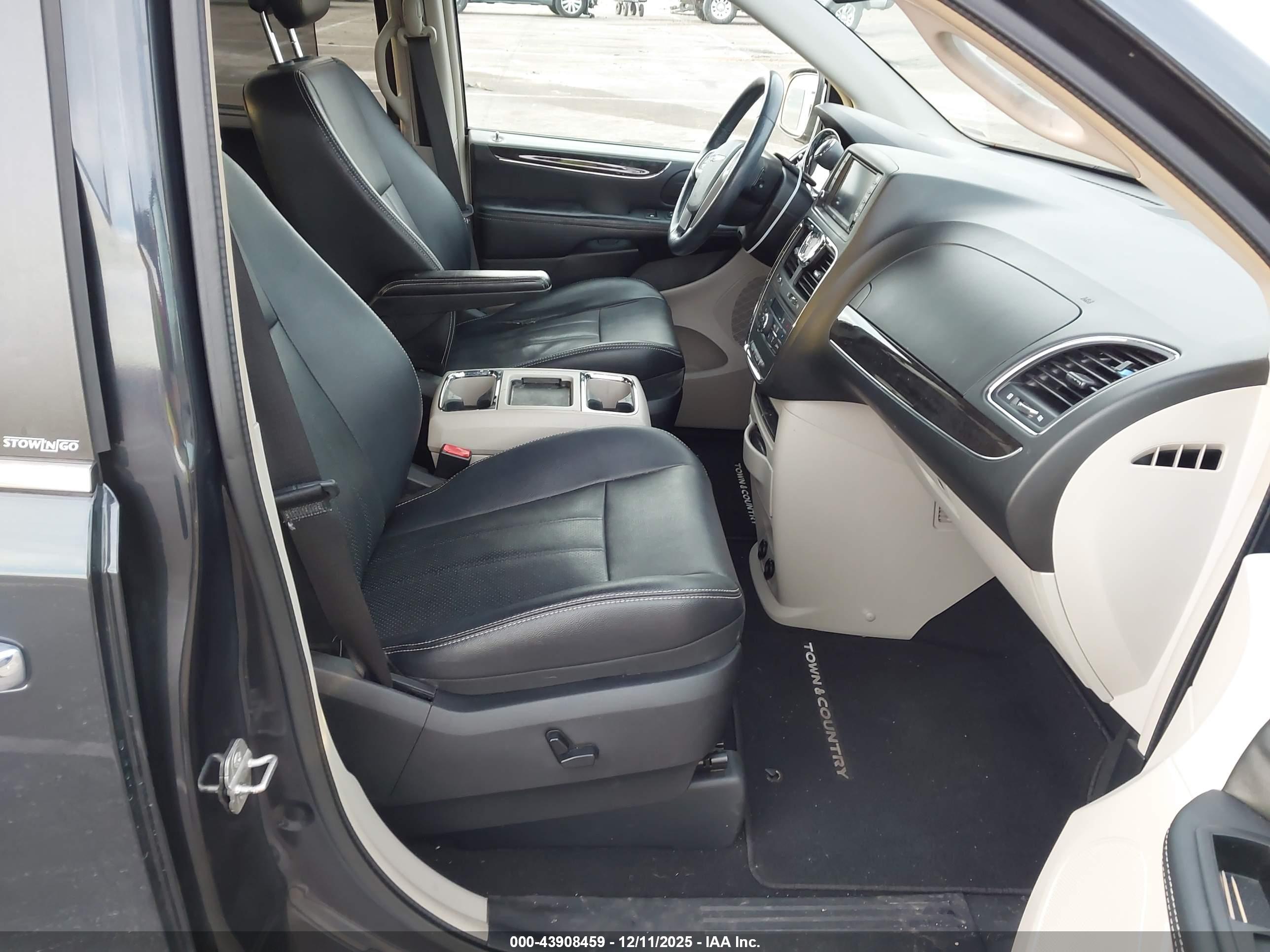 CHRYSLER TOWN image 5