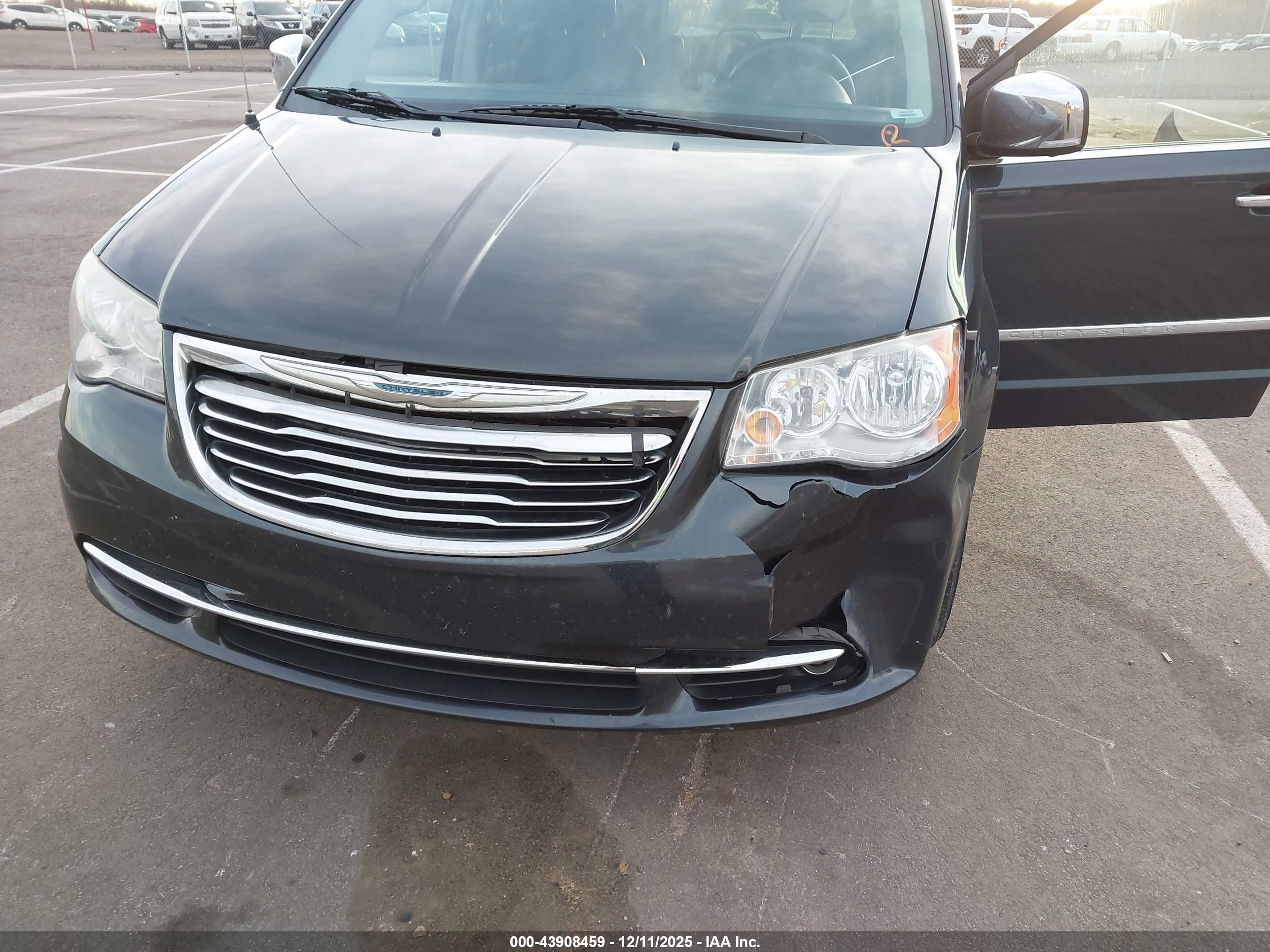 CHRYSLER TOWN image 6