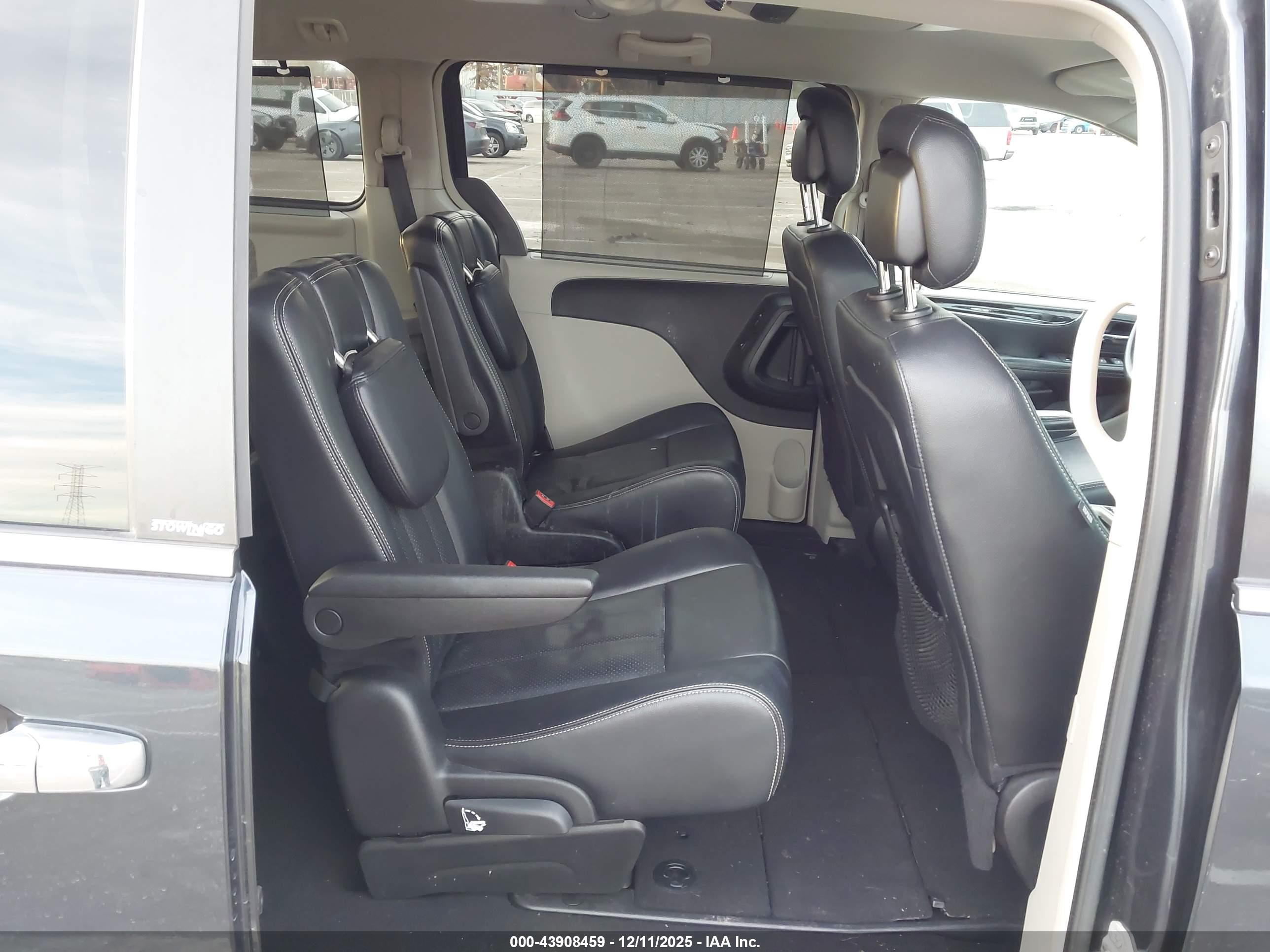 CHRYSLER TOWN image 8